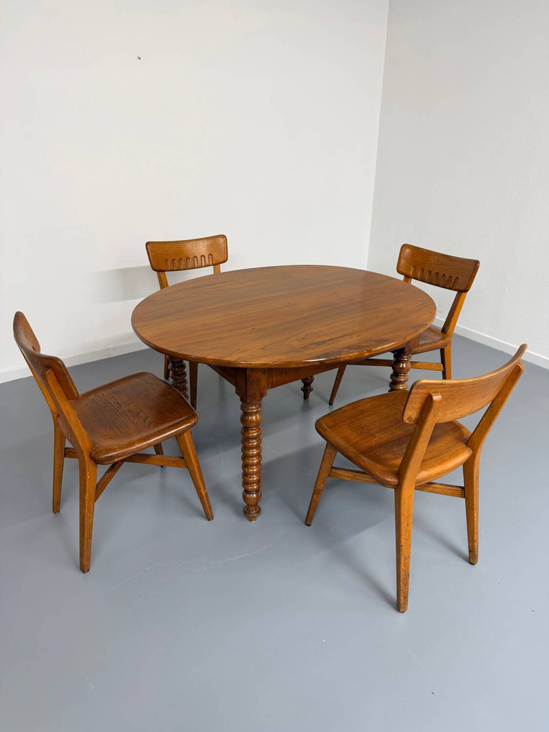 Oval dining table in solid wood with turned legs from the 1950s.