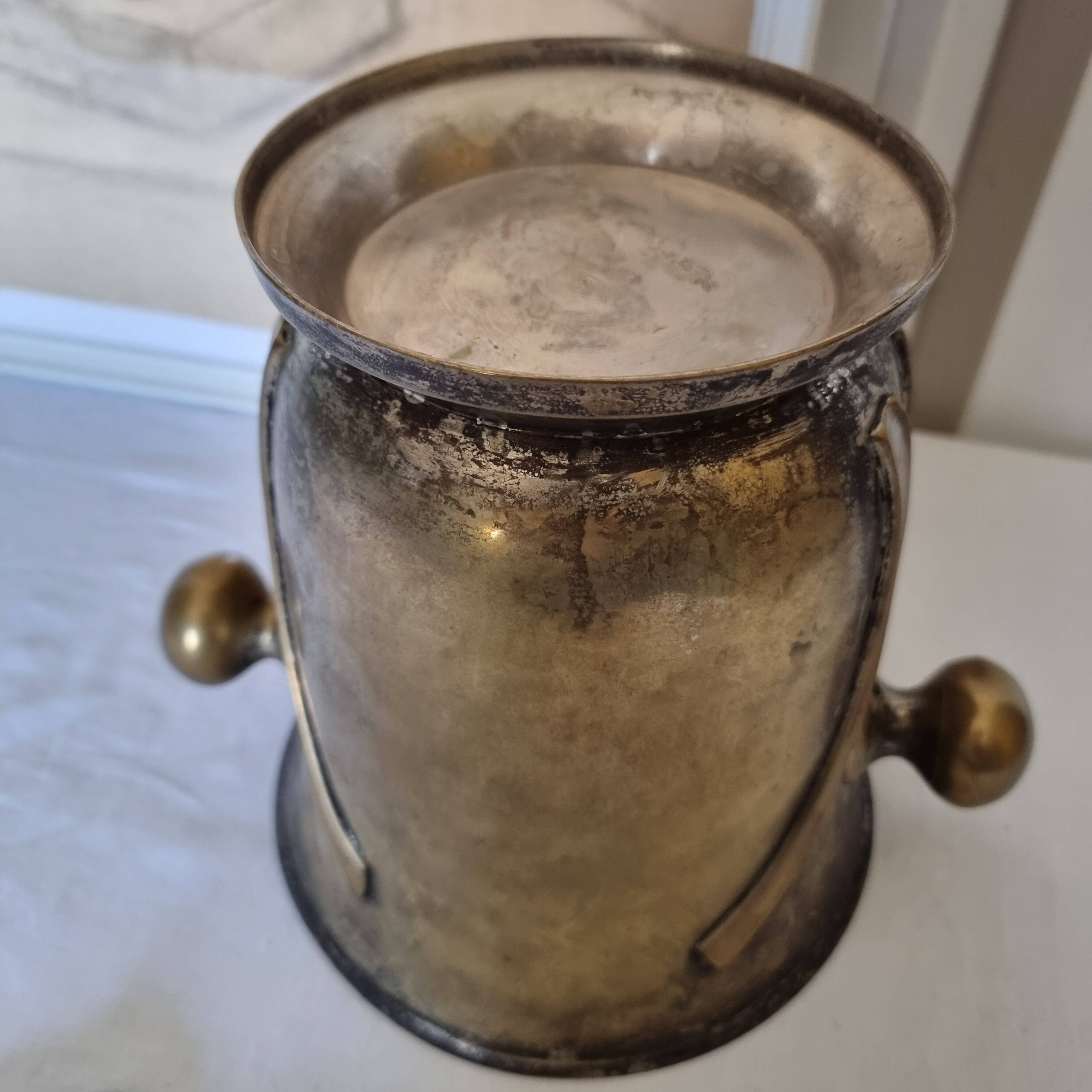 Magnificent and exclusive vintage Art Deco bronze champagne/wine bucket