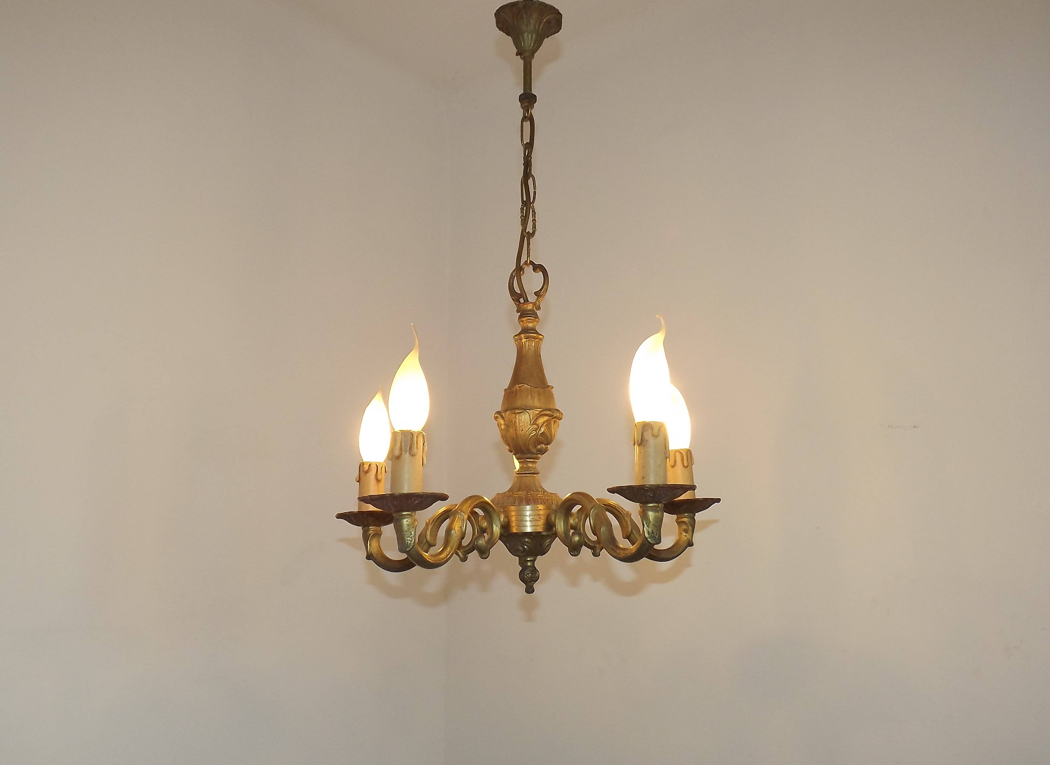 Lustre traditionnel français vintage en bronze à 5 lumières, datant du milieu du siècle dernier 5489