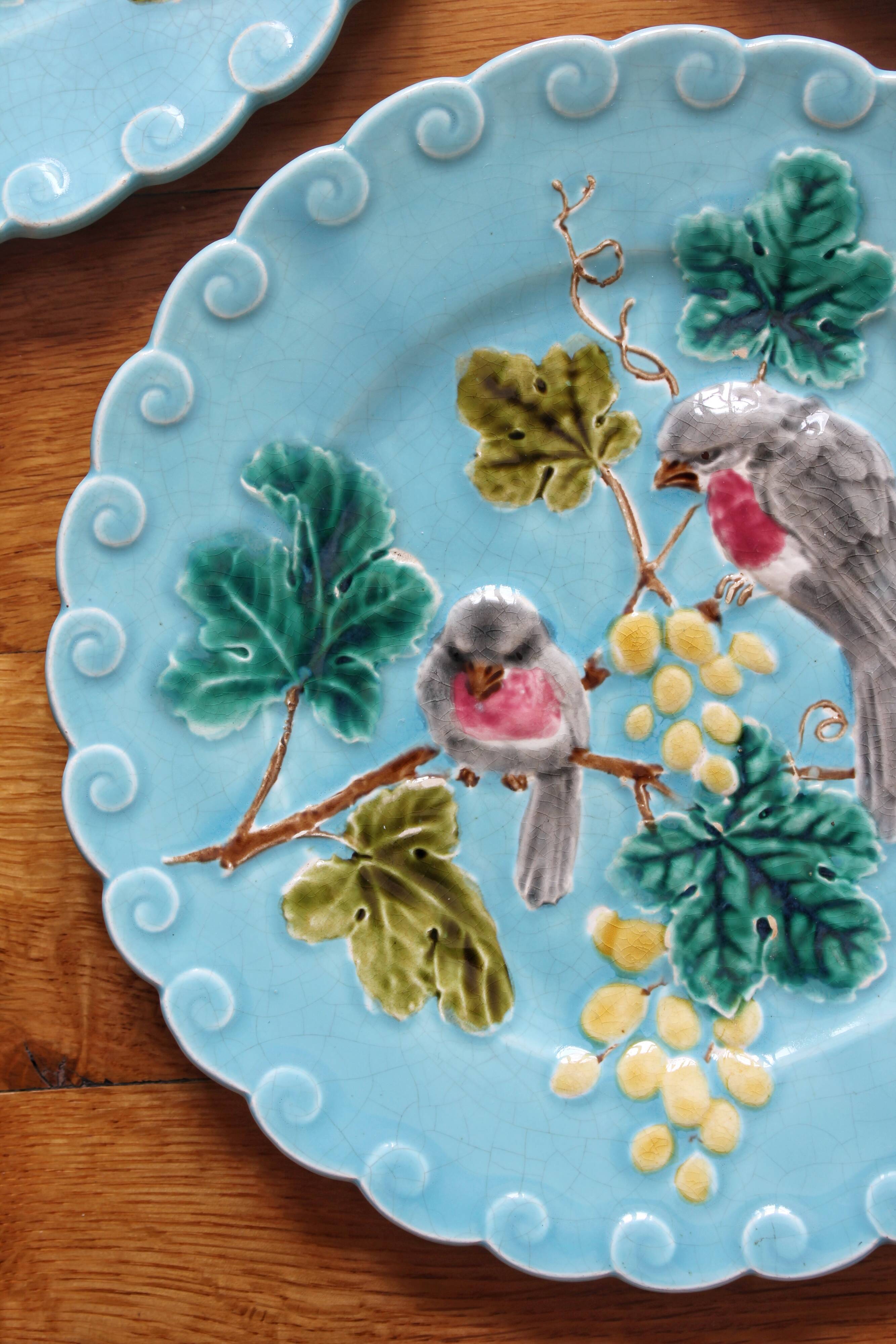 3 assiettes en barbotine bleues décor oiseaux Sarreguemines