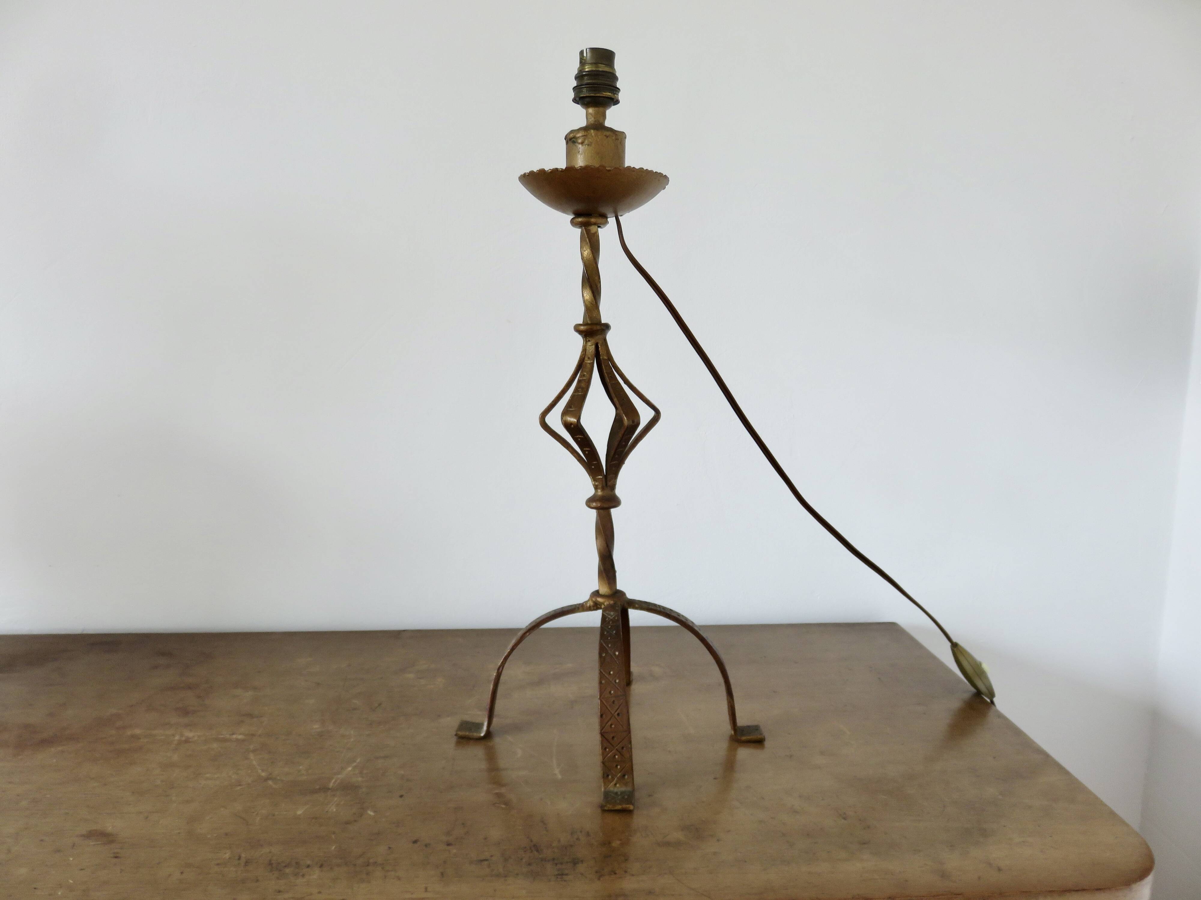 Large "Arts & Crafts" style lamp in beaten iron with a golden patina.