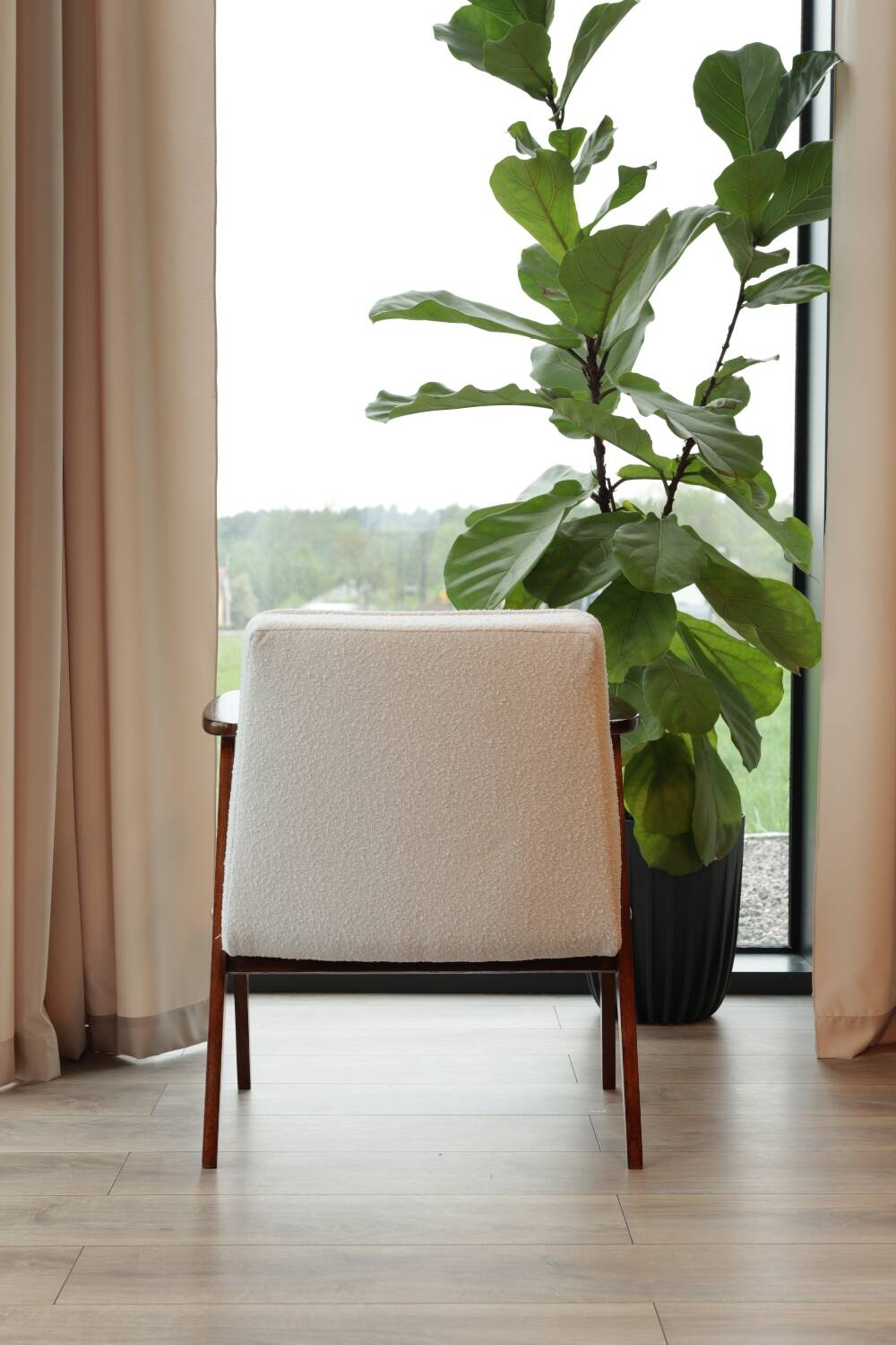Fauteuil vintage bouclé blanc model 366 by Chierowski