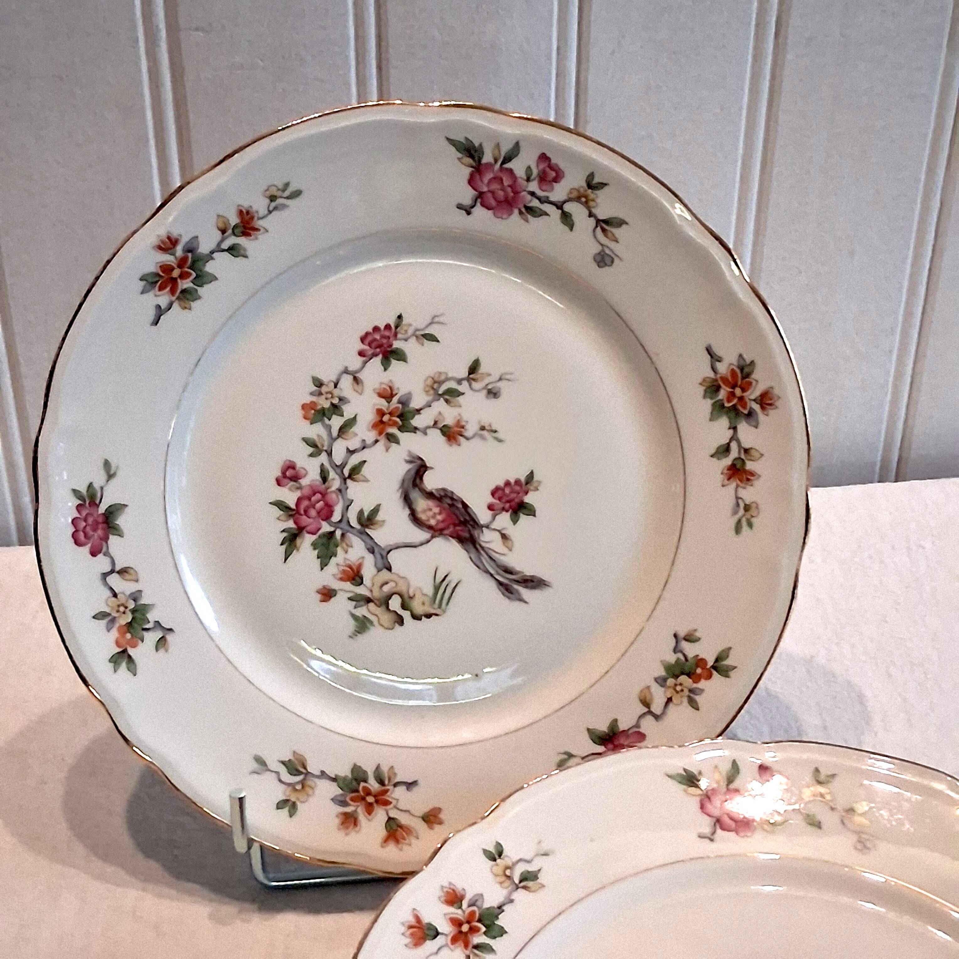 6 flat plates made of genuine porcelain in very good condition.