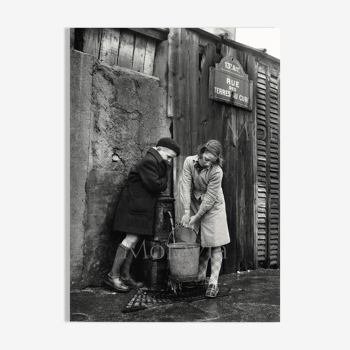 Photograph "Enfants à la fontaine rue des terres au curé", Paris, 1954 / B&W / 15 x 20 cm