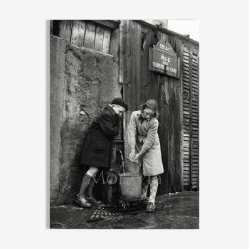 Photographie "Enfants à la fontaine rue des terres au curé", Paris, 1954 / N&B / 15 x 20 cm