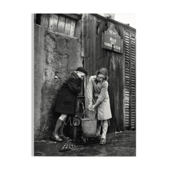 Photographie "Enfants à la fontaine rue des terres au curé", Paris, 1954 / N&B / 15 x 20 cm