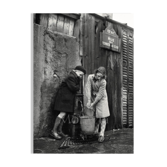 Photograph "Enfants à la fontaine rue des terres au curé", Paris, 1954 / B&W / 15 x 20 cm