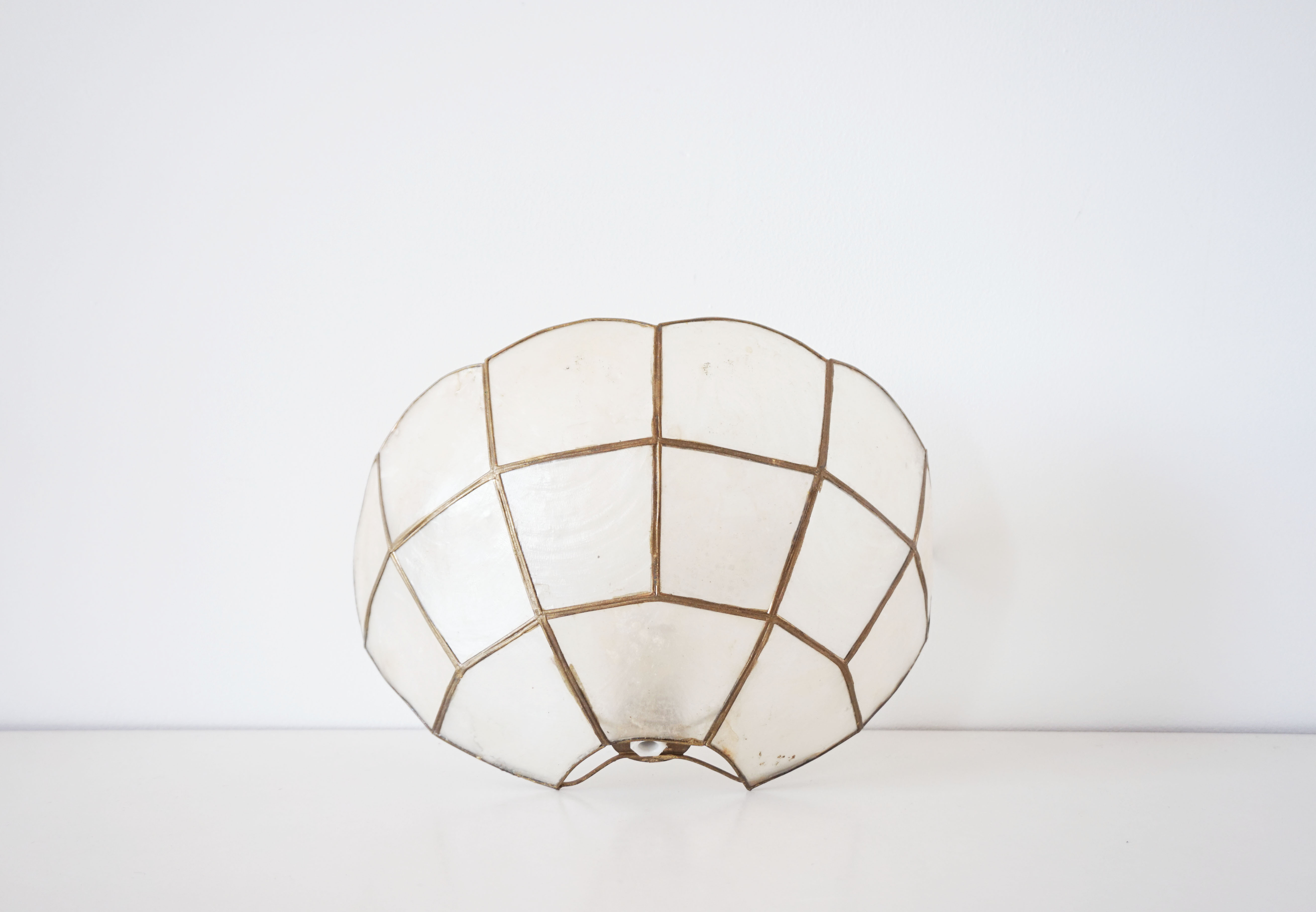 Mother-of-pearl shell shape wall lamp