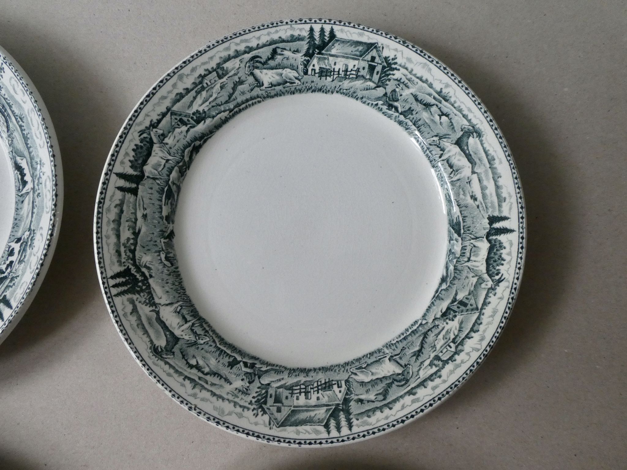 6 assiettes plates Saint Amand, décor la laitière
