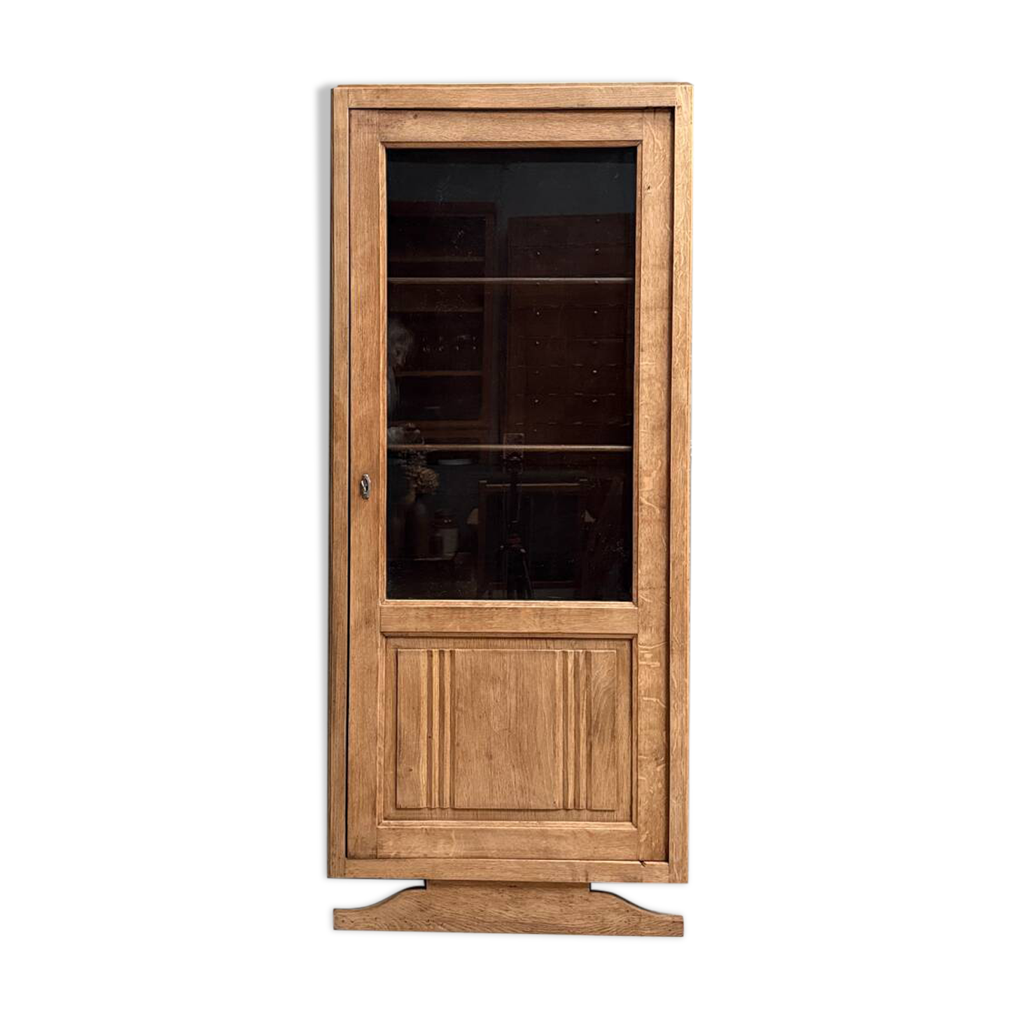 Small Parisian Art Deco showcase