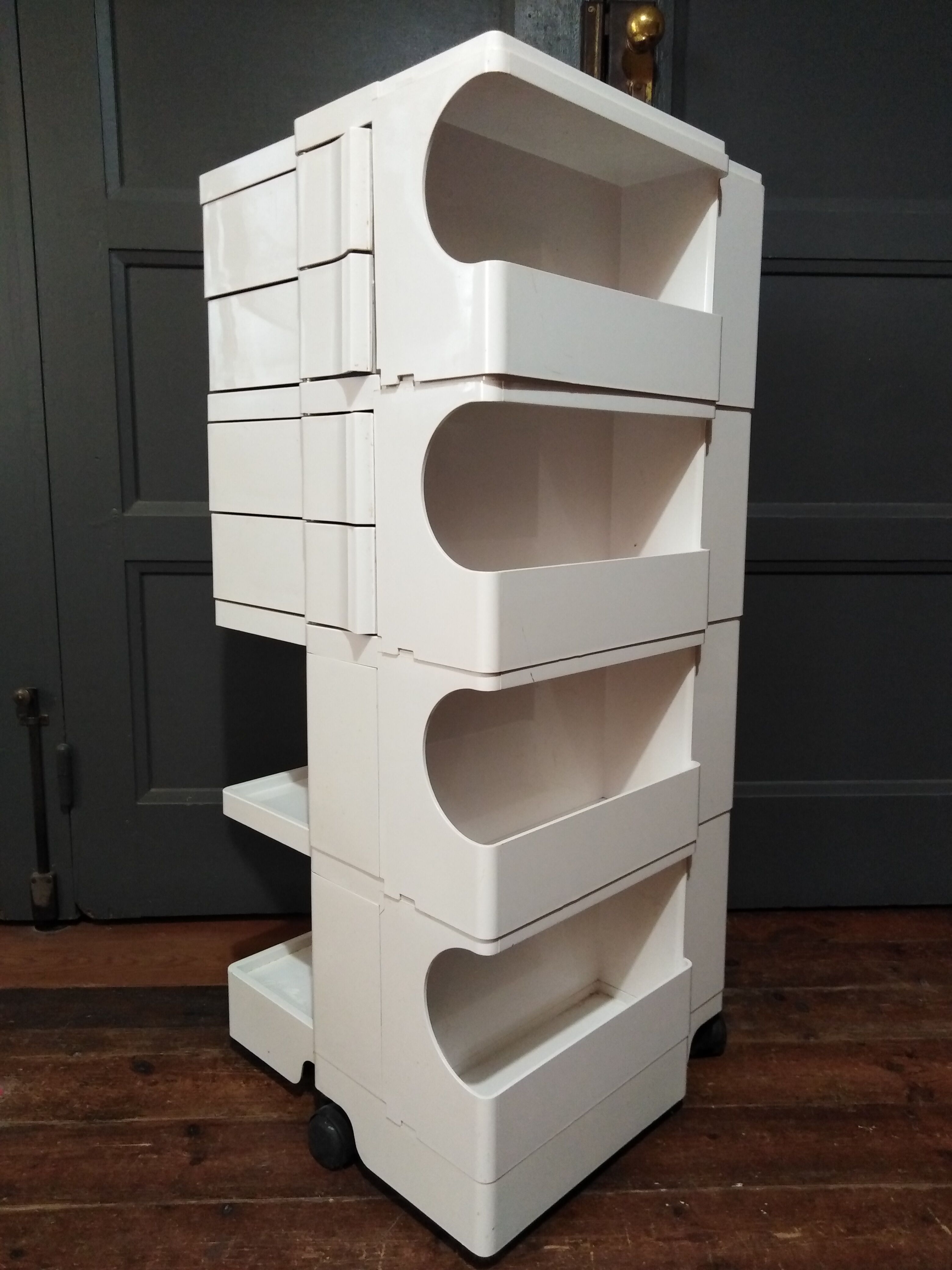 Joe Colombo - serves Boby Trolley