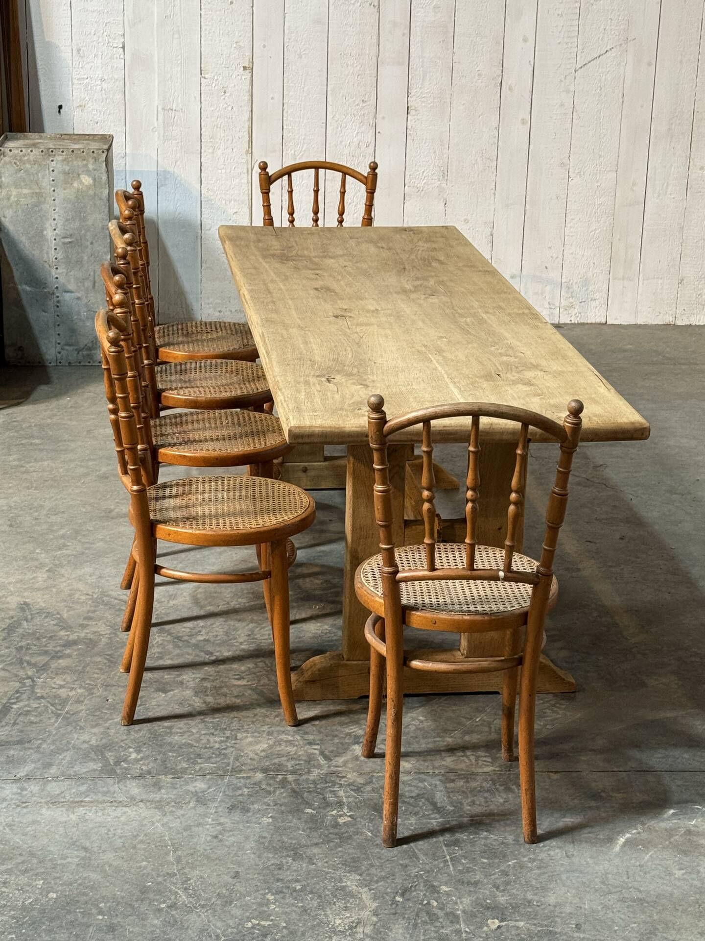 Table de style monastère