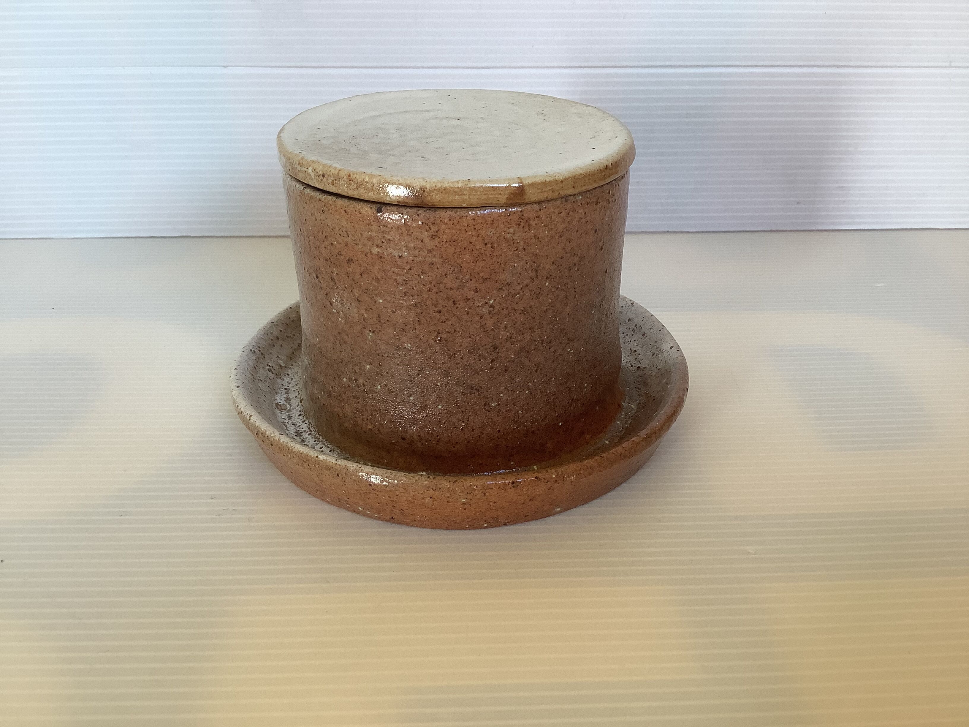 Beige brown two-tone stoneware water dish