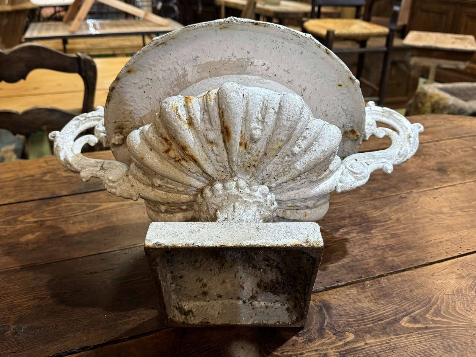 Pair of Medici vases in cast iron from the 19th century.