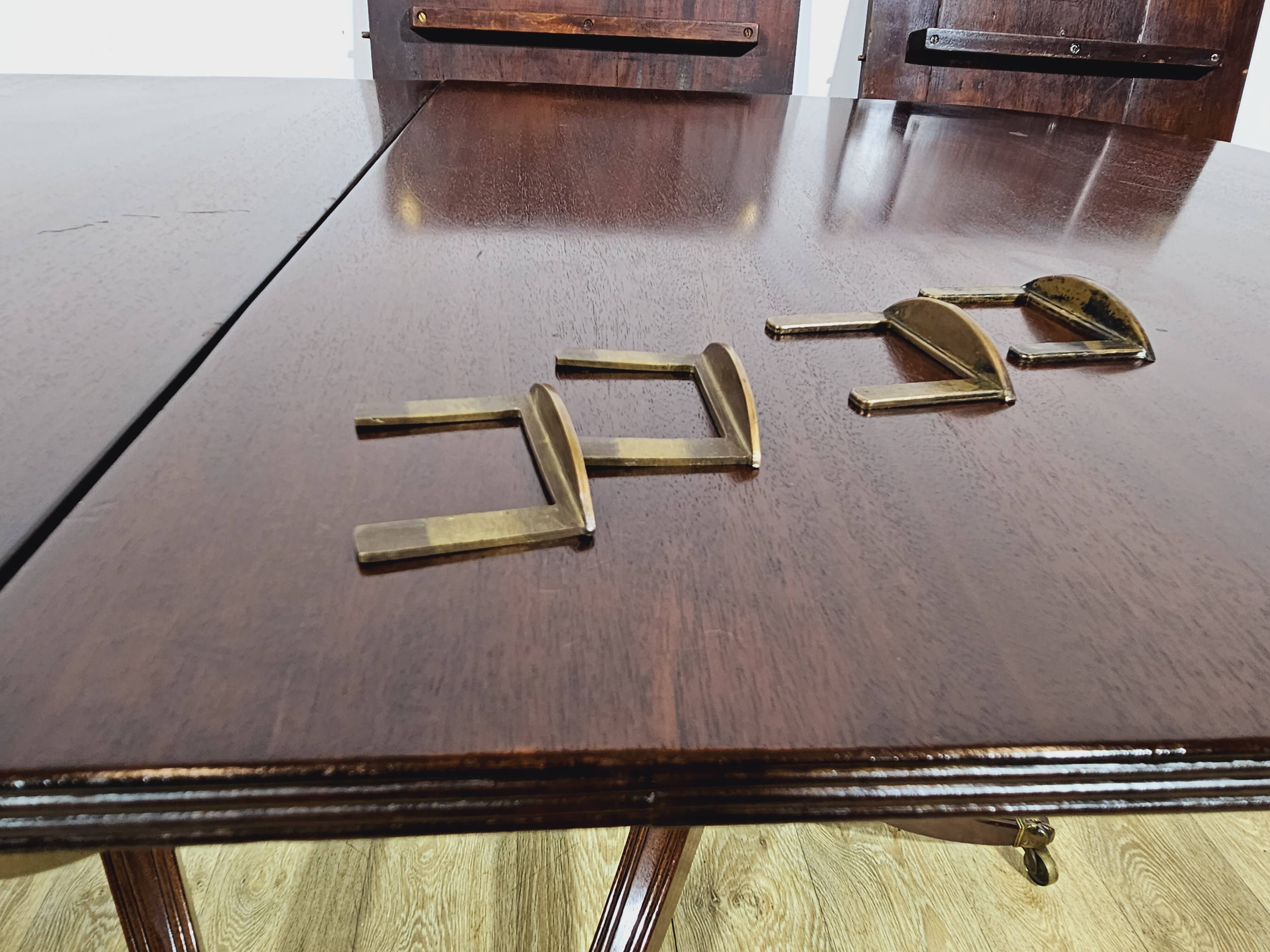Elegant Dining Table, 2nd half of the 19th Century - Classic/Walnut