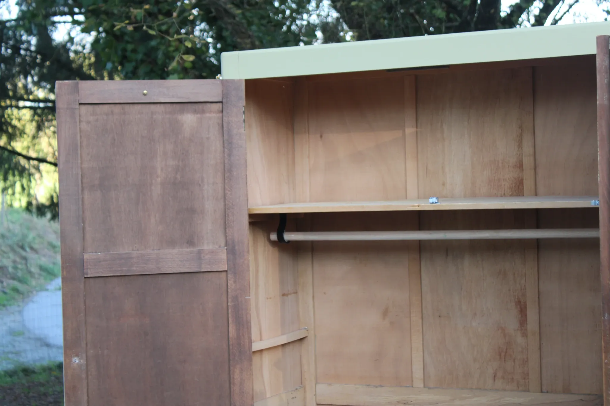 Parisian wardrobe in Clay Green wood – 2 moulded doors – H188 cm