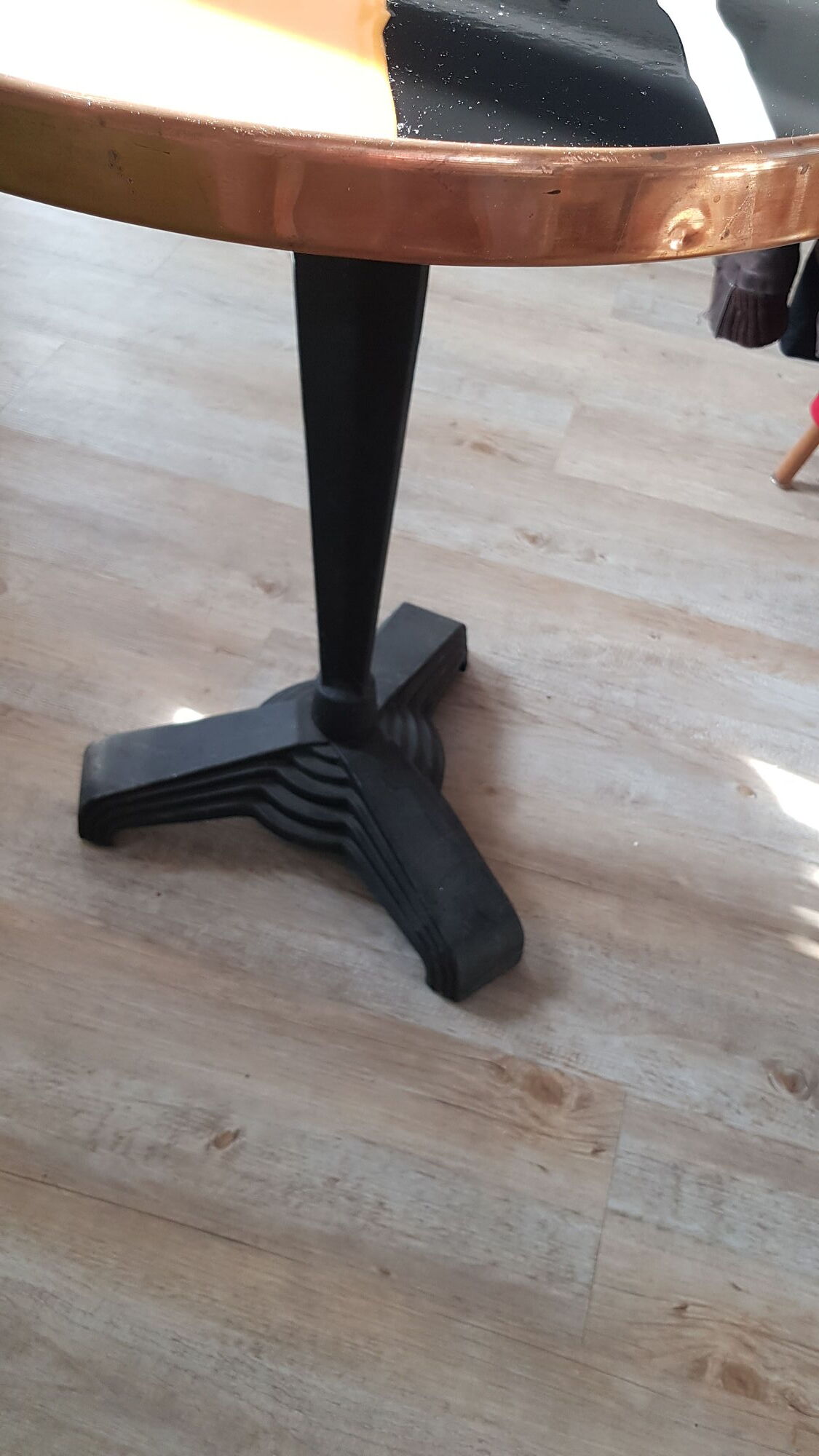 Table bistrot émaillée avec cerclage de cuivre et pieds en fonte