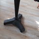 Table bistrot émaillée avec cerclage de cuivre et pieds en fonte