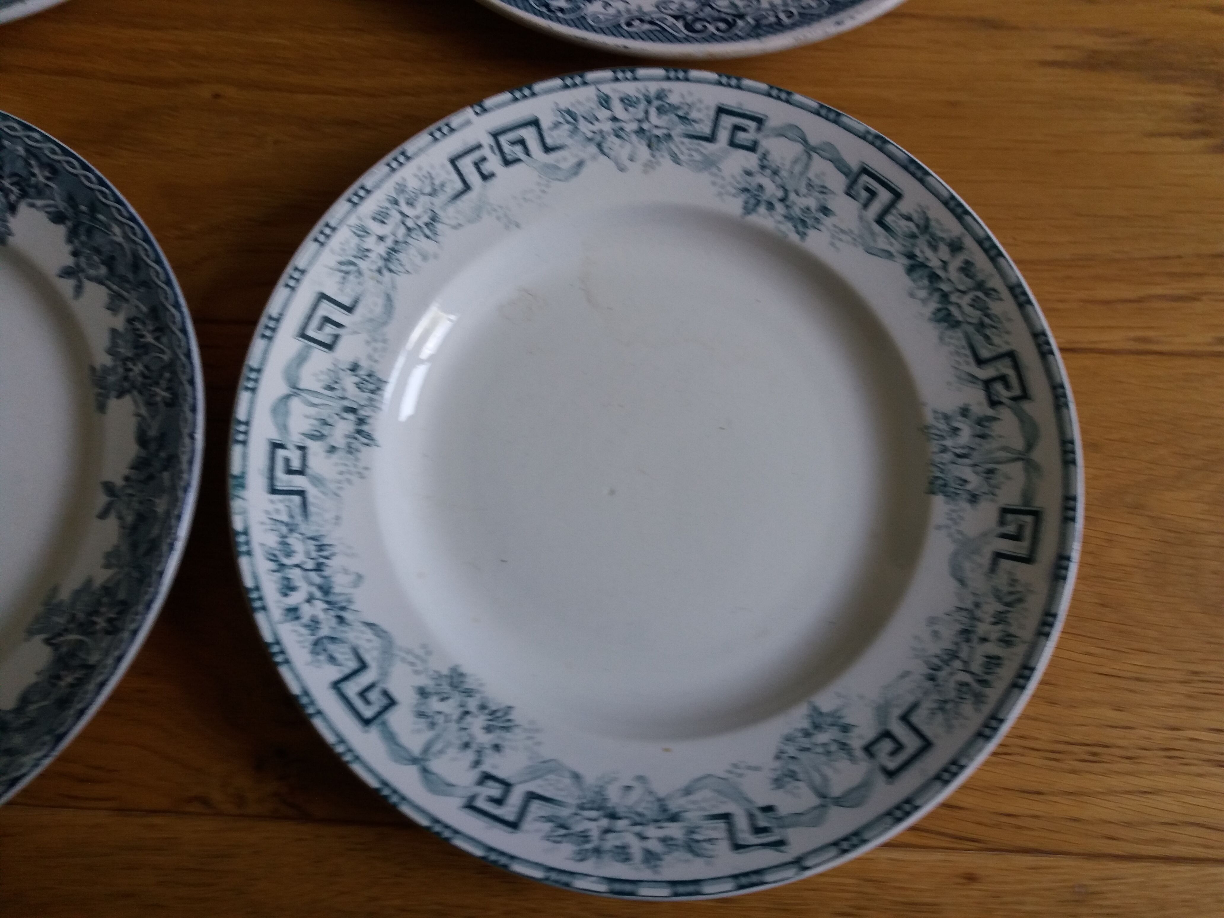 Lot 4 mismatched flat plates Terre de fer