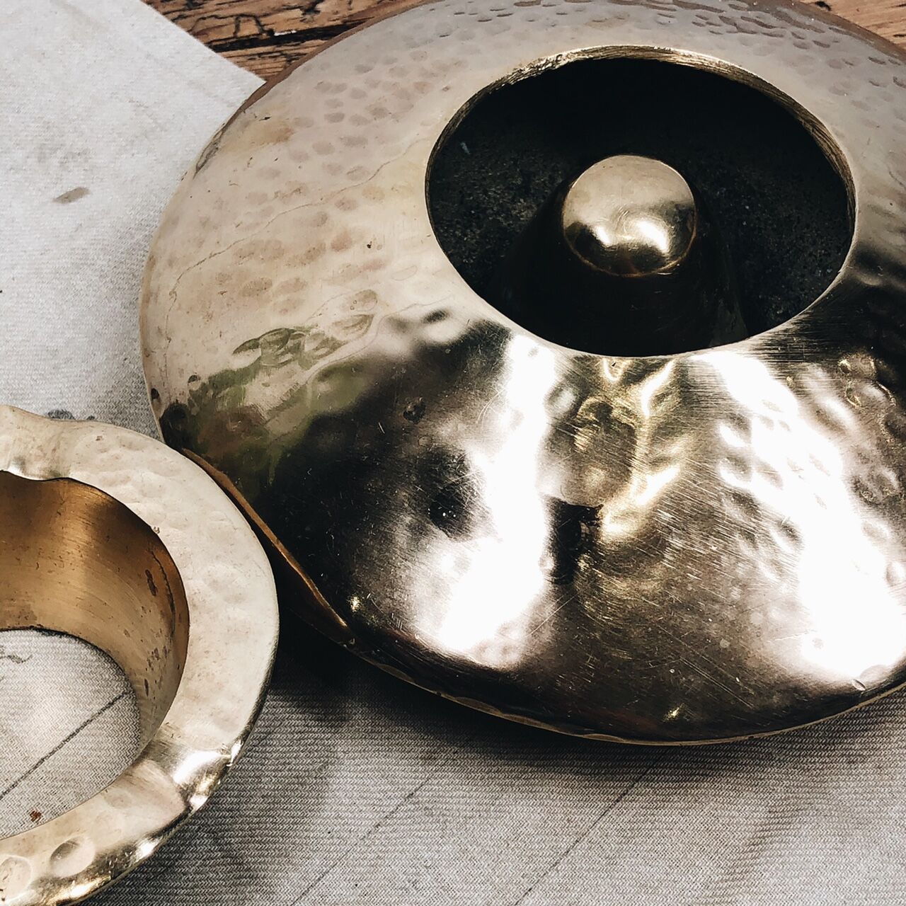 Vintage "saucer" ashtray in hammered brass