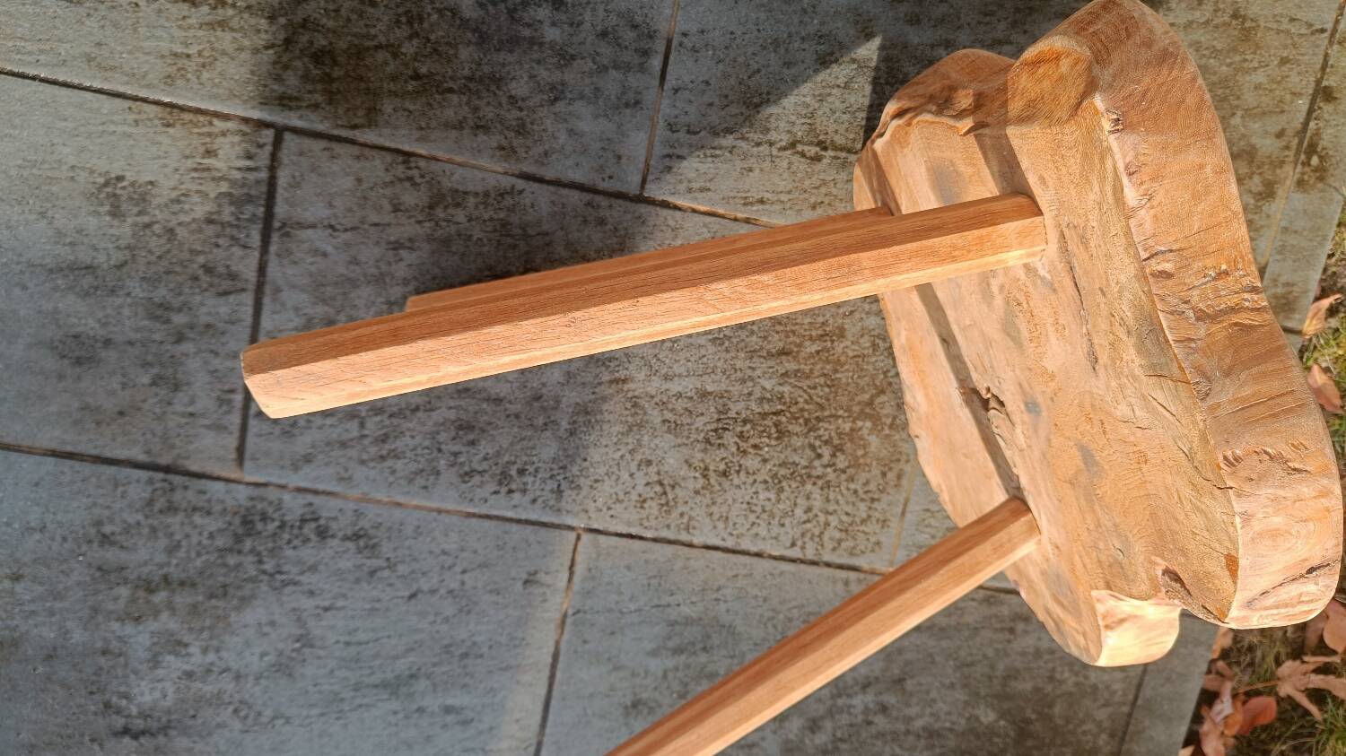 Table d'appoint bois brut style brutaliste organique