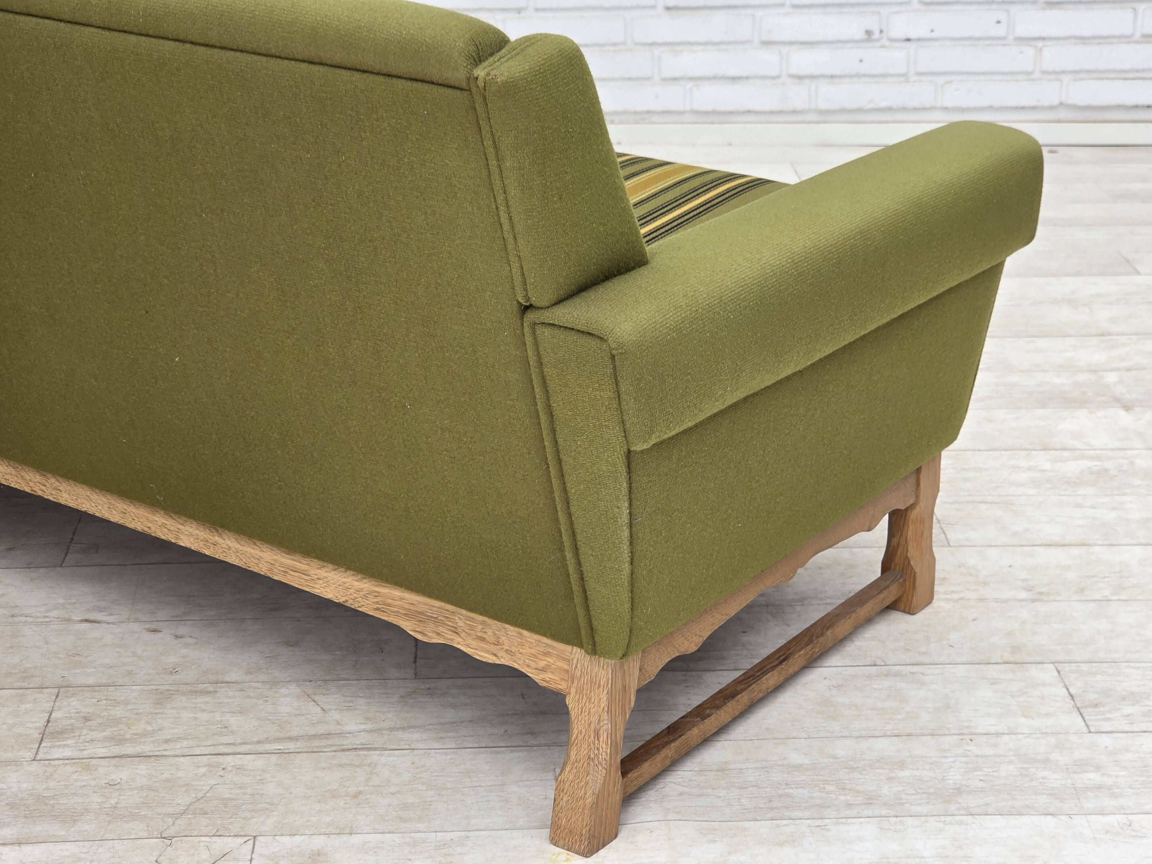Canapé danois 3 places des années 1970, en laine de mobilier verte, bois de chêne.