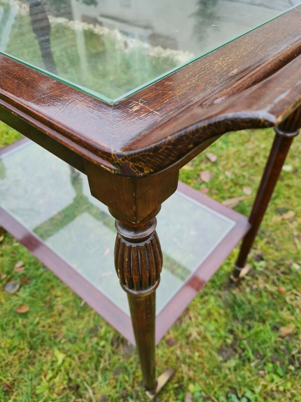 Serving on wooden and glass wheels