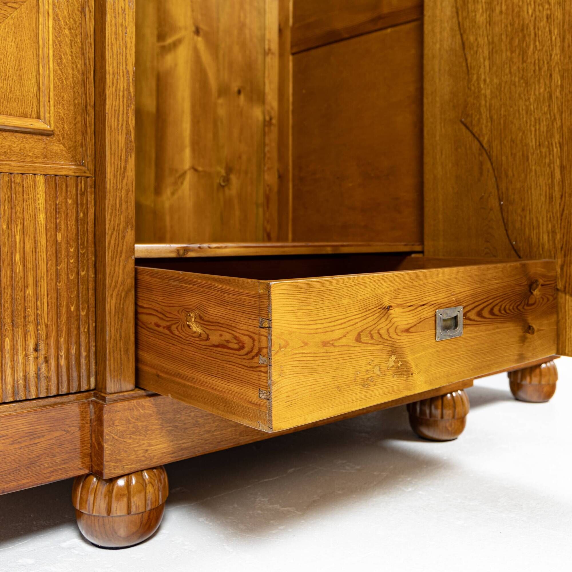 Grande armoire trois portes en chêne - Interguerre 1920-1939