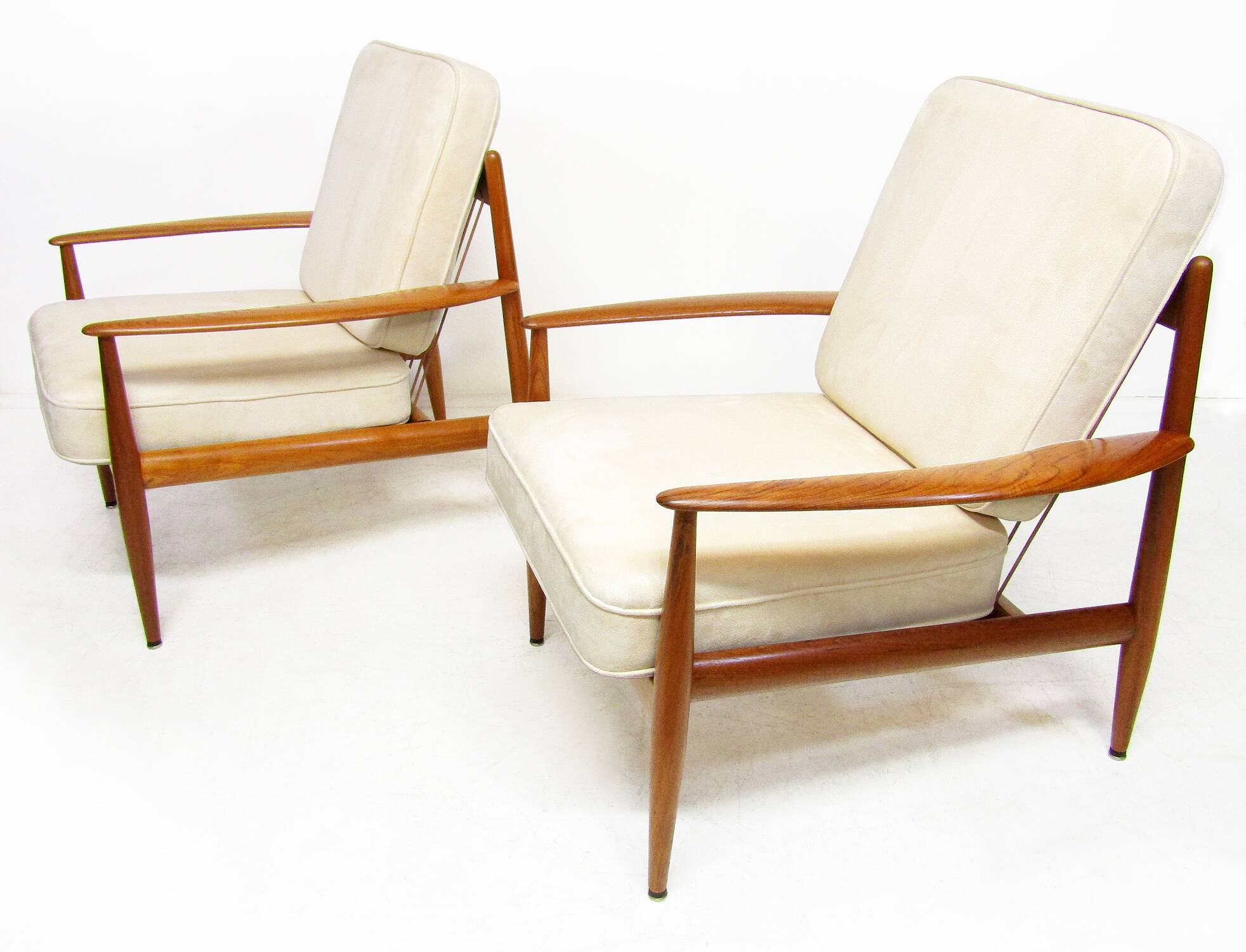 Two "118" Lounge Chairs by Grete Jalk