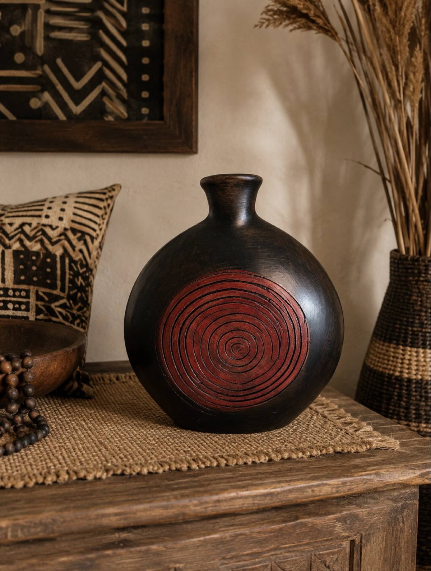 Decorative vase in carved gilded wood
