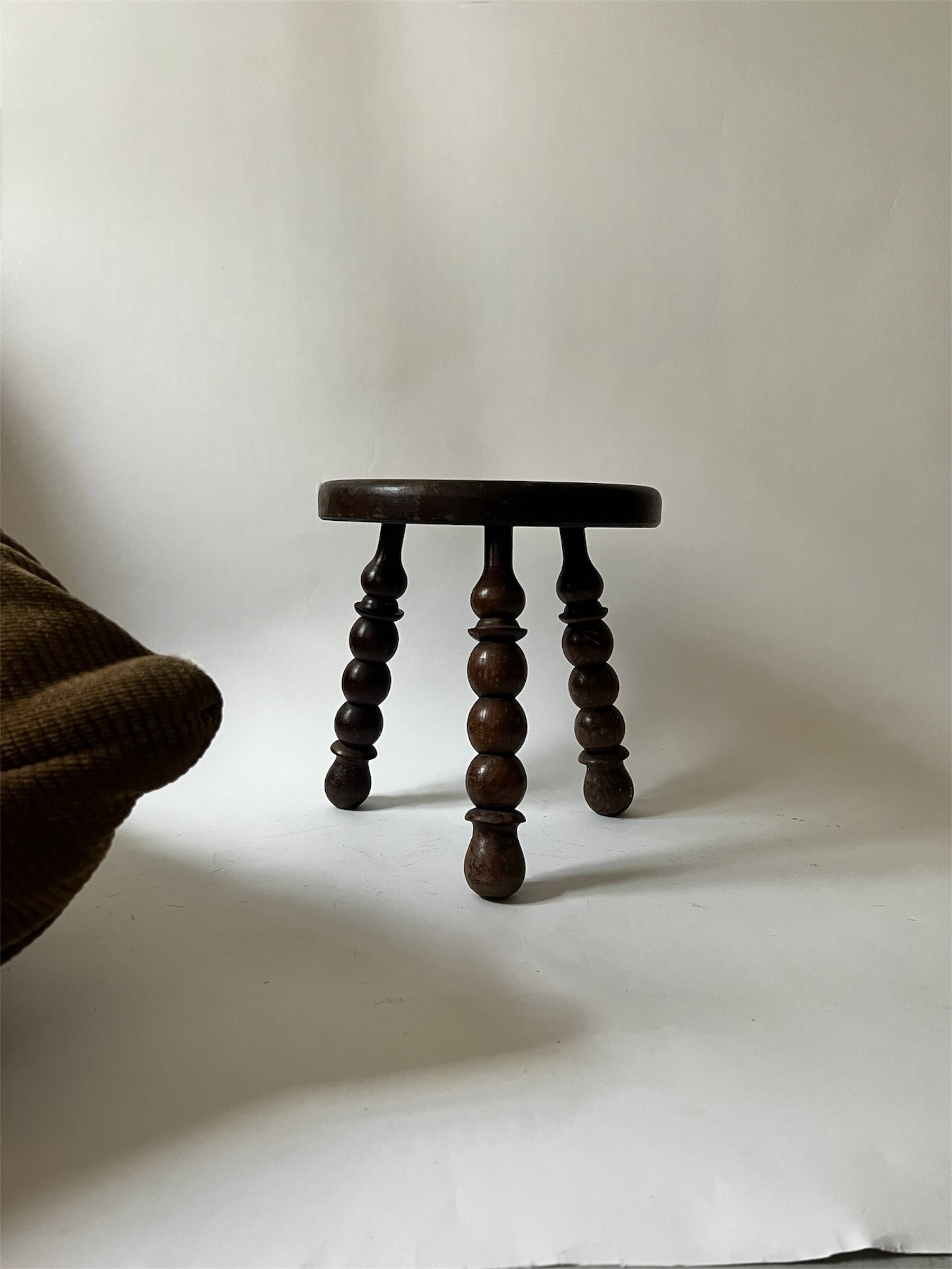 Tabouret bas - table d'appoint  tripode en bois perlé