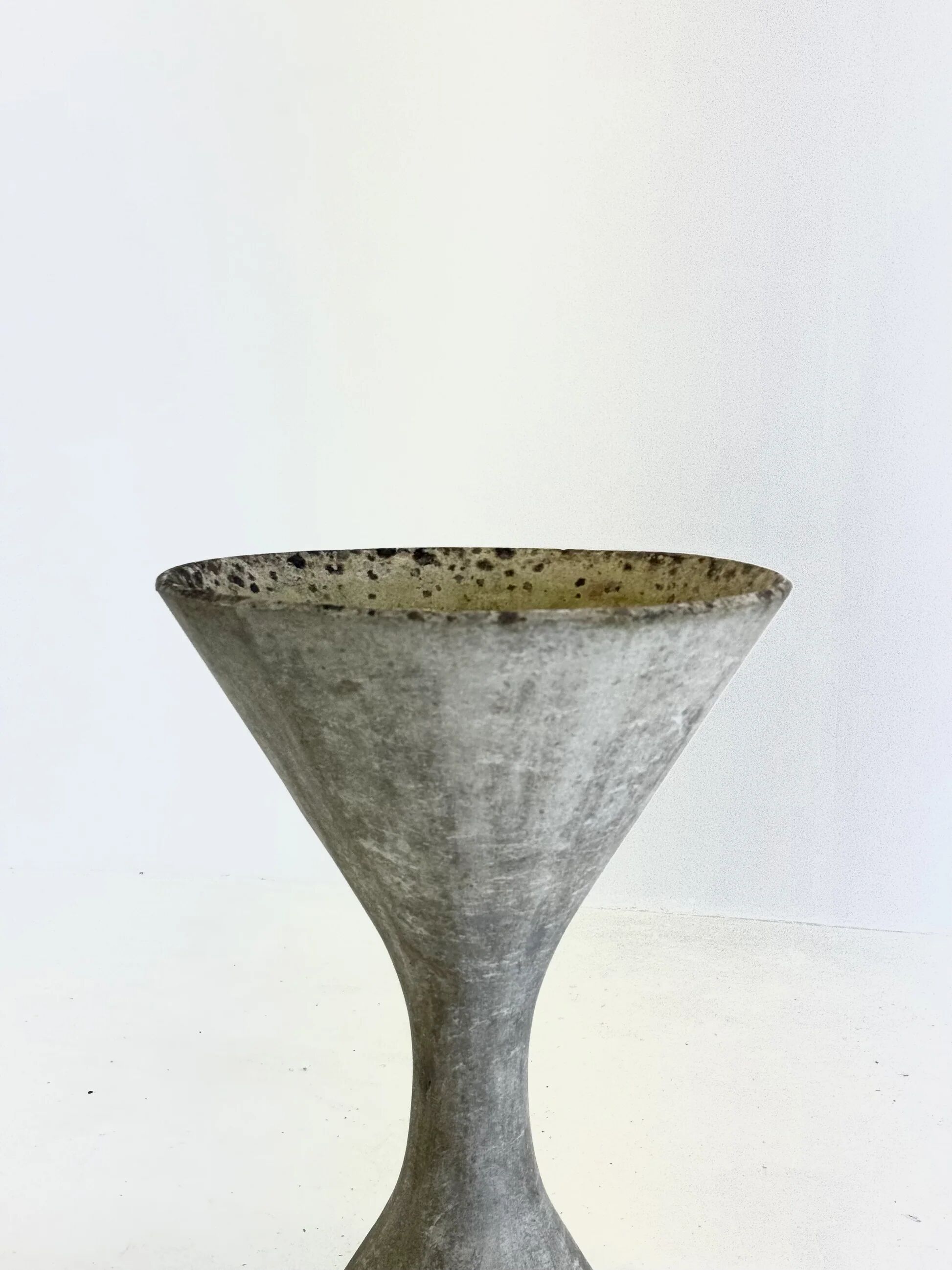 Diabolo planter by Willy Guhl