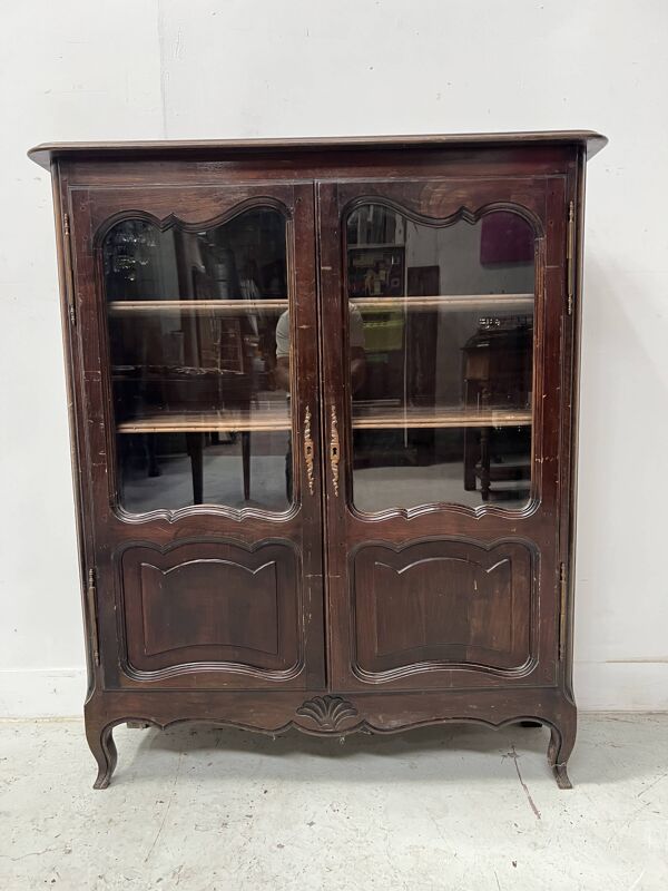 Vitrine de style Régence en chêne massif XX siècle