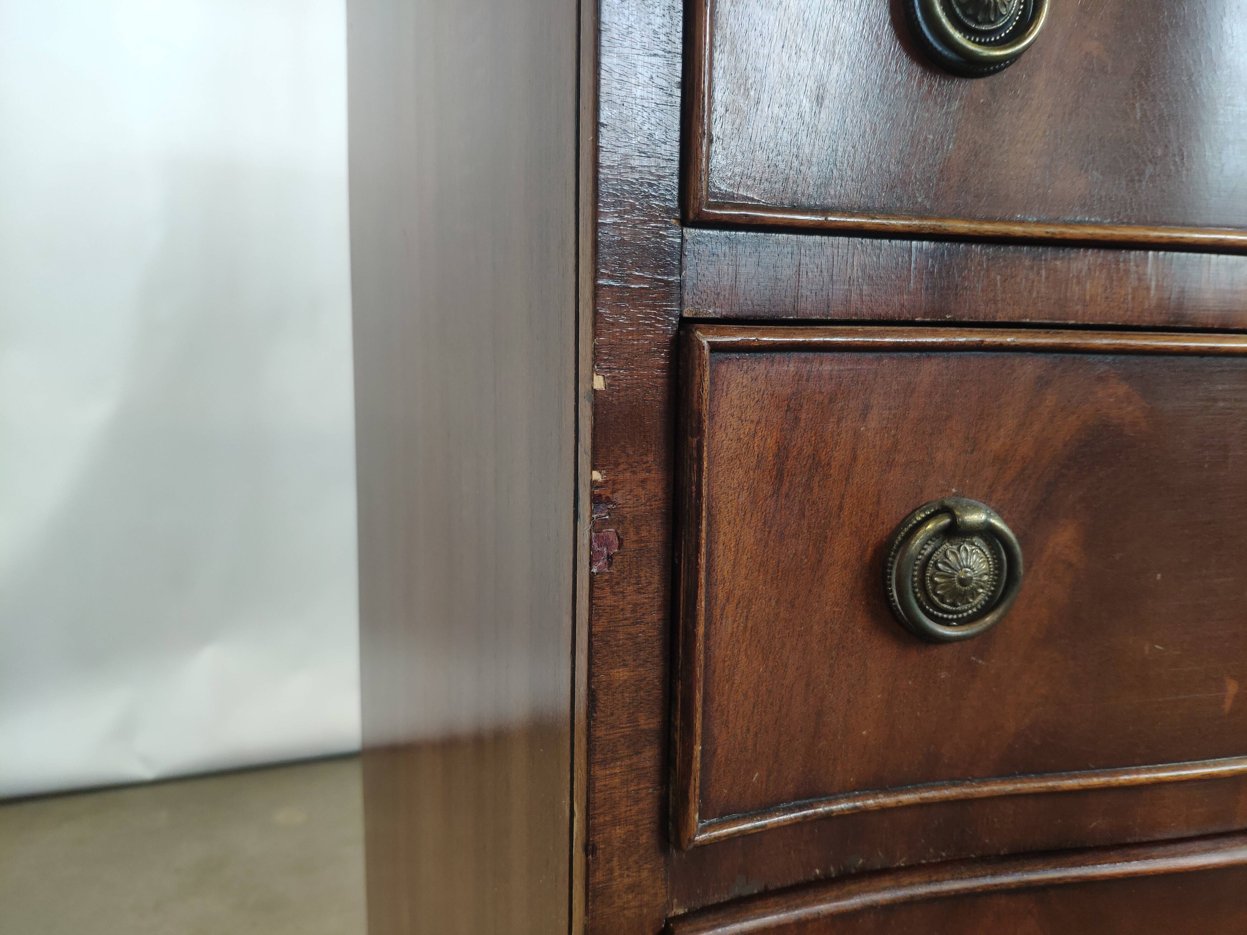 Commode galbée acajou 5 tiroirs poignée anneaux
