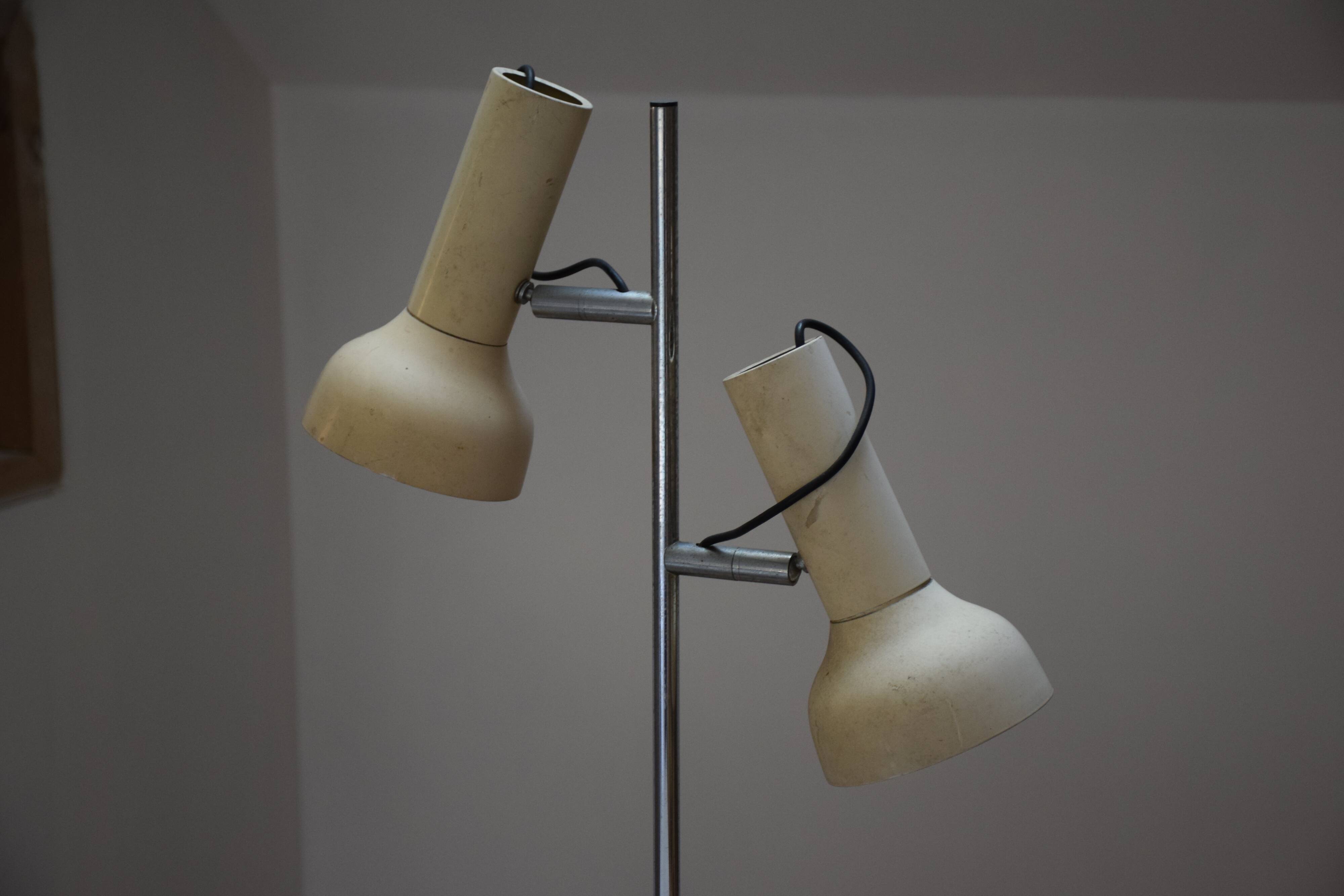 Light 2 lights on foot