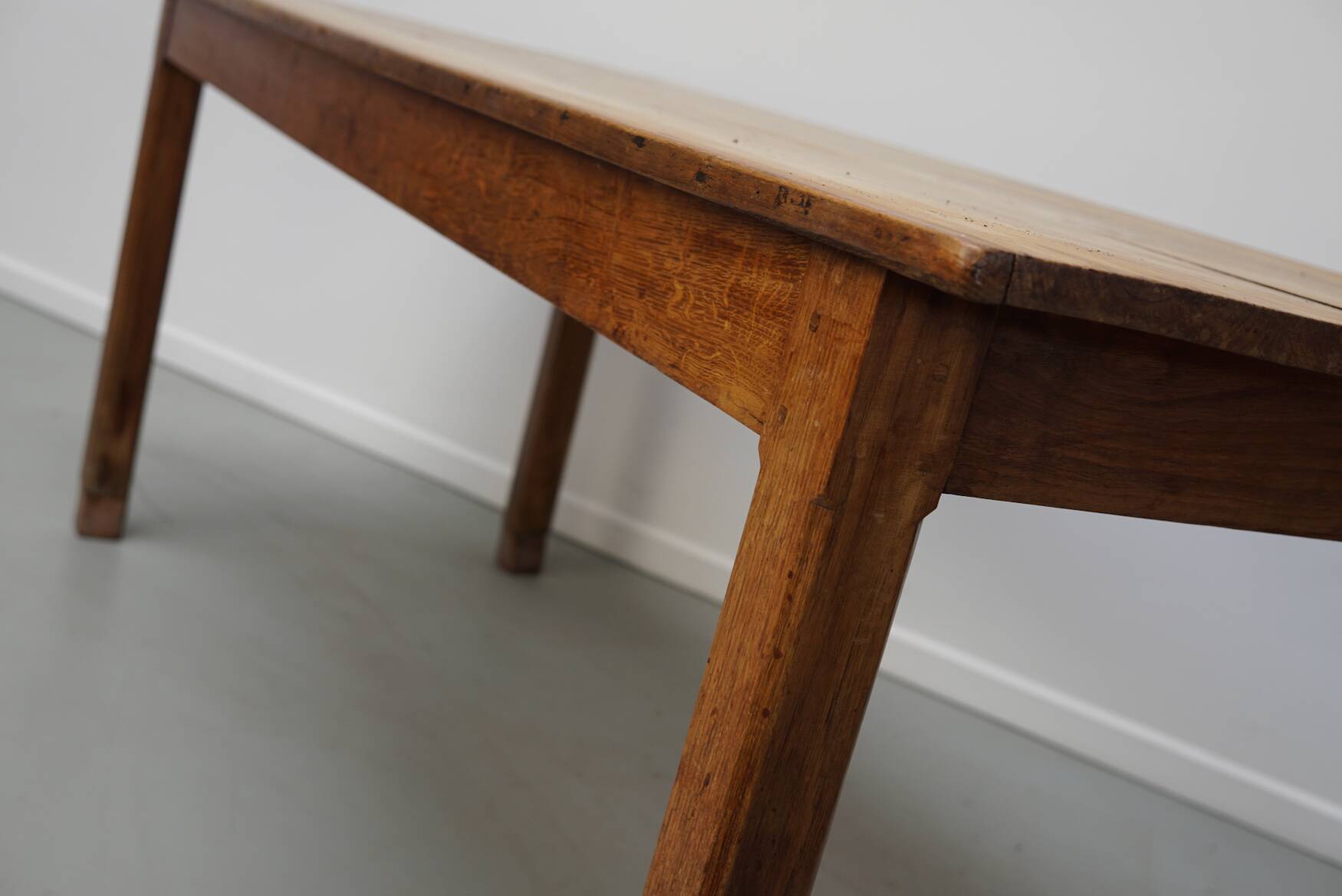 Table à manger rustique en chêne antique du début du 20e siècle.