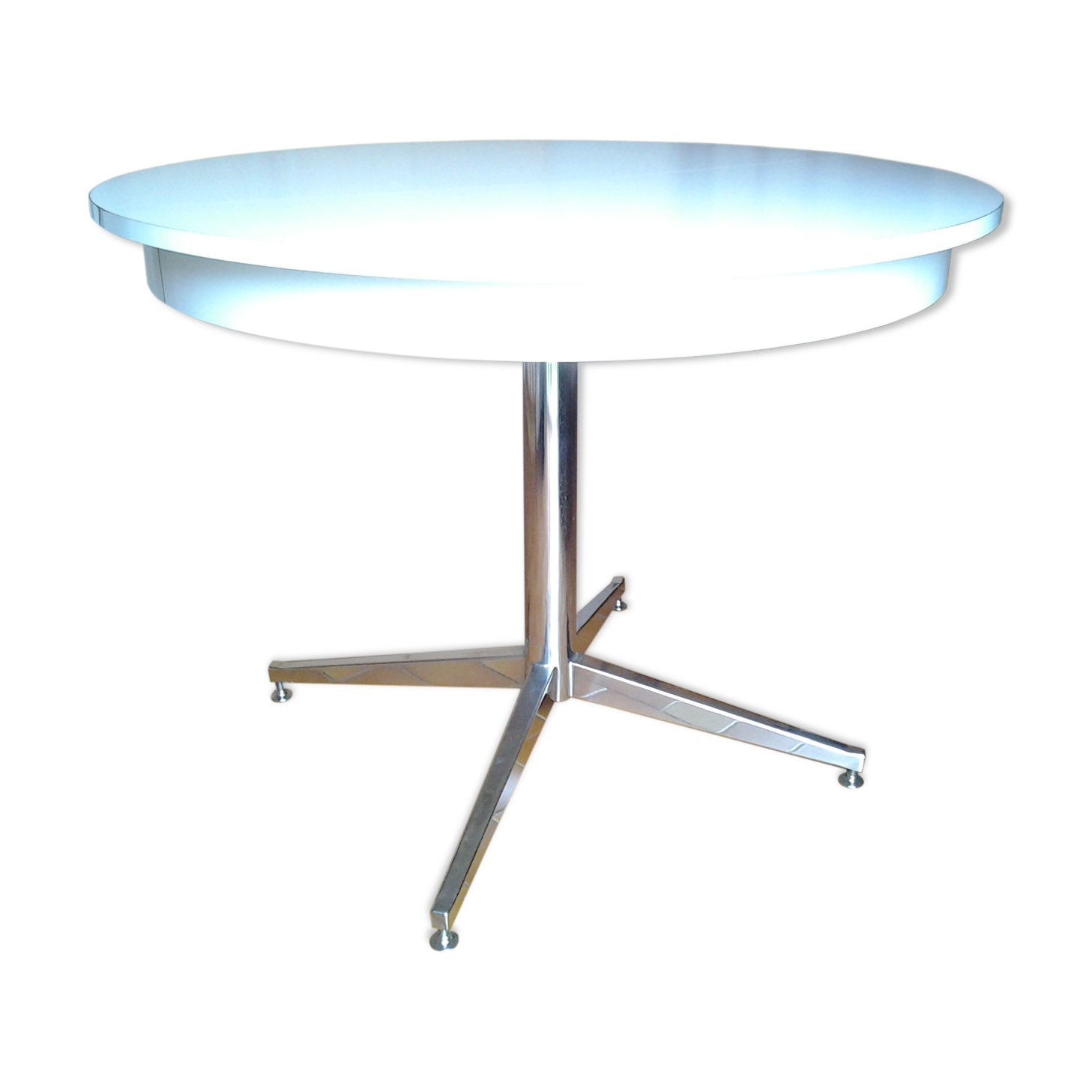 Round dining table with vintage chromed base 1970/80 years