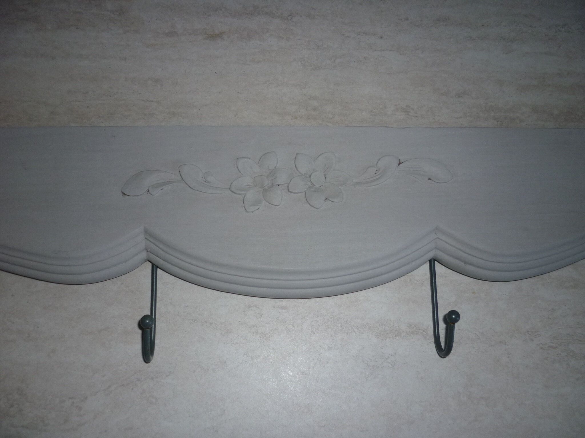 Wooden coat rack 4 hooks gray flowers