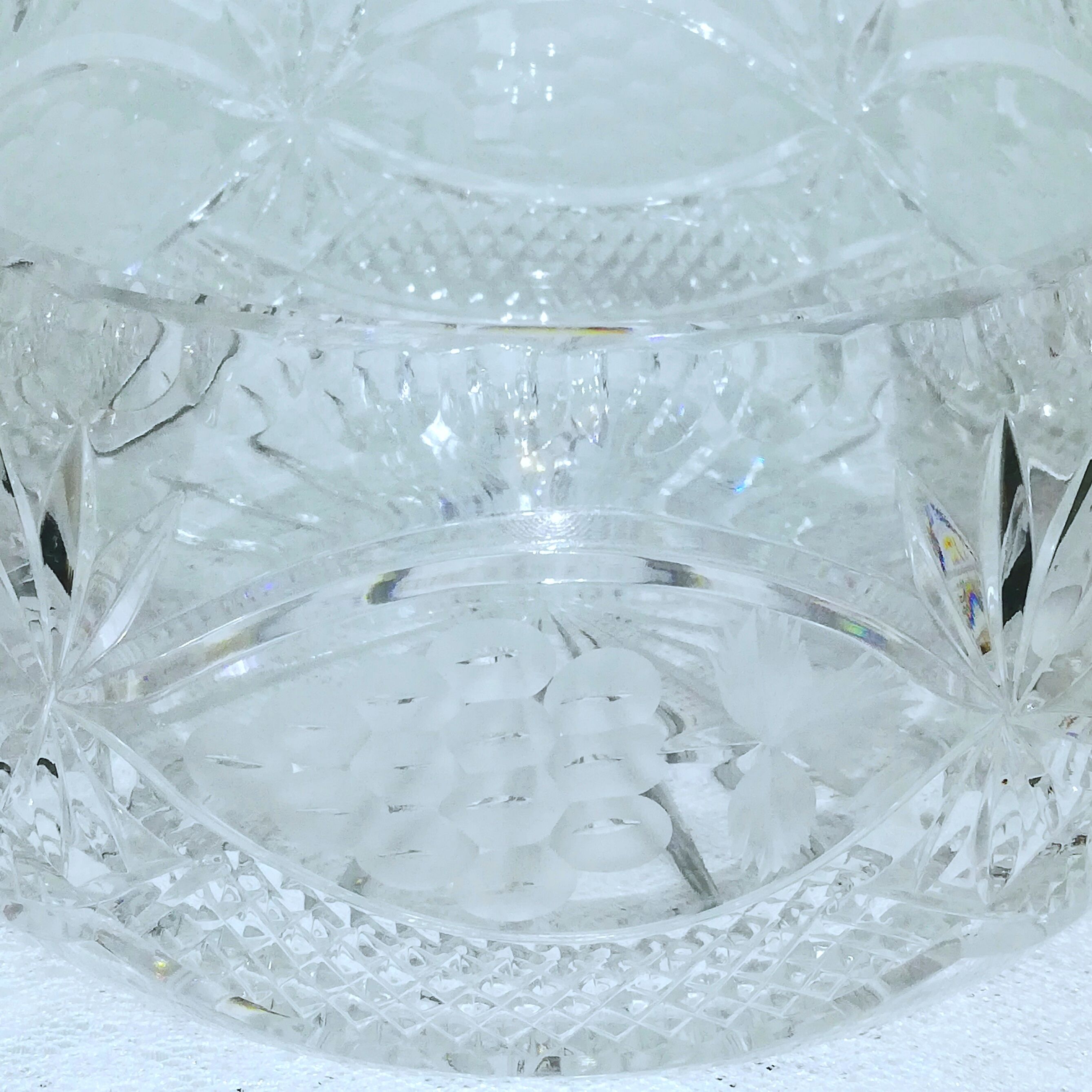 Salad bowl in cut and chiseled crystal