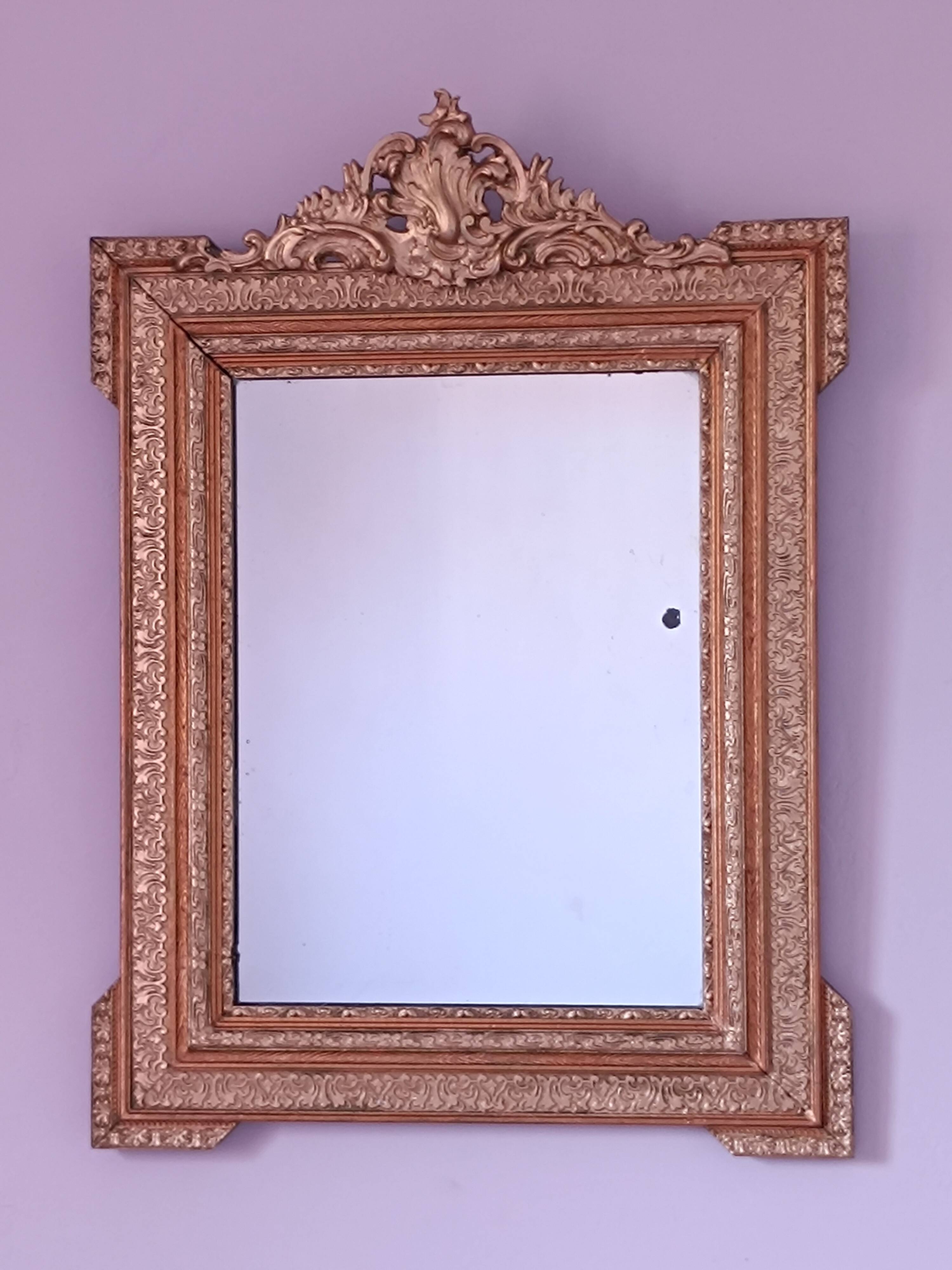 Miroir Napoléon III a riche ornementation dorée