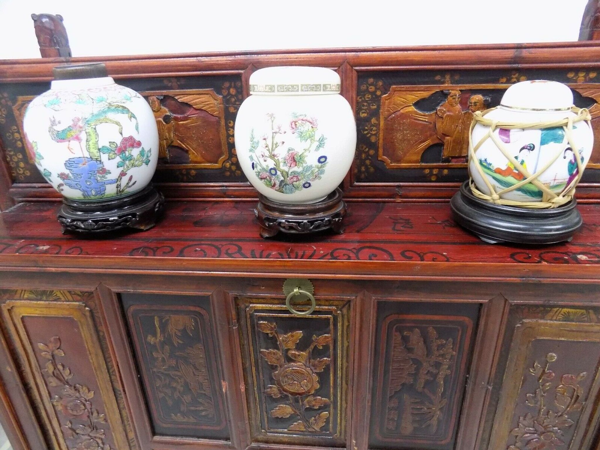 China porcelain lot 3 pots lid and wooden supports
