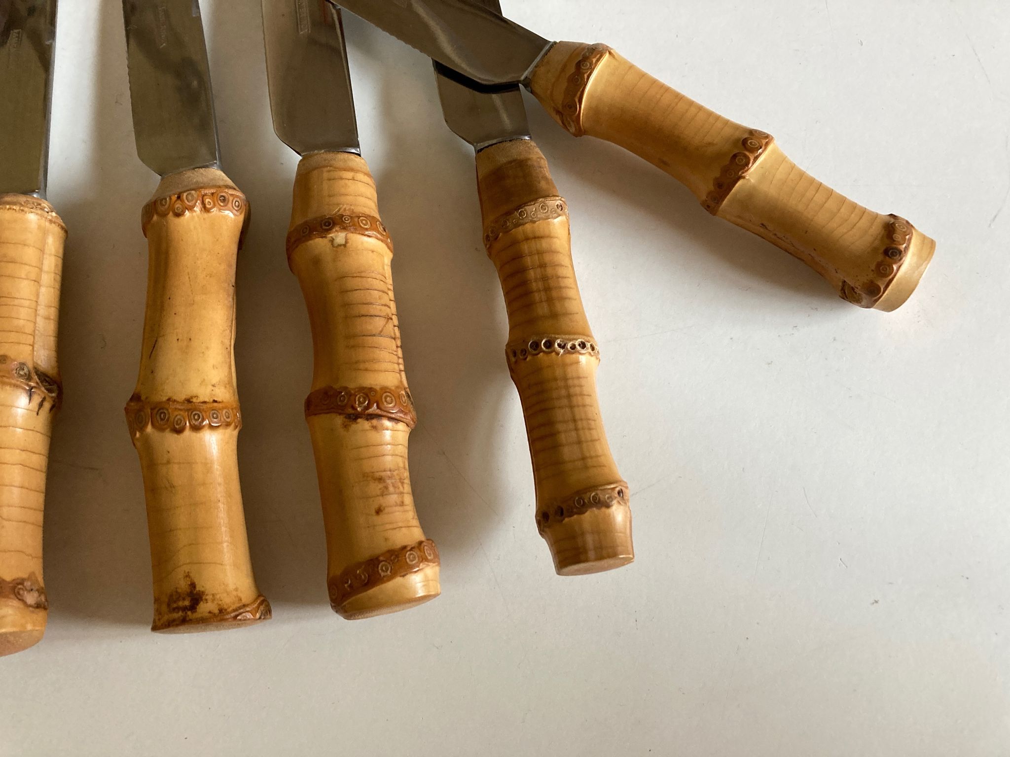 Set de 6 couteaux de table 1960 riviera manche bambou