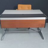 Action office desk by George Nelson at Herman Miller from the 1970s.