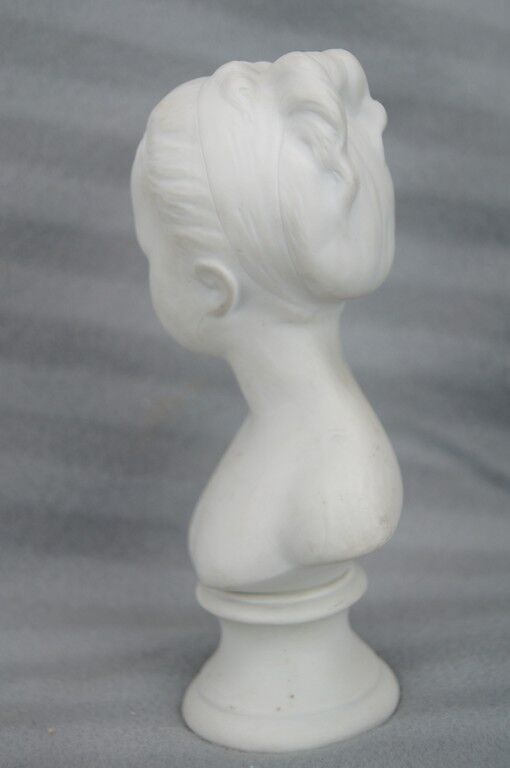 Buste Mademoiselle Brongniart, en biscuit blanc, sur socle rond