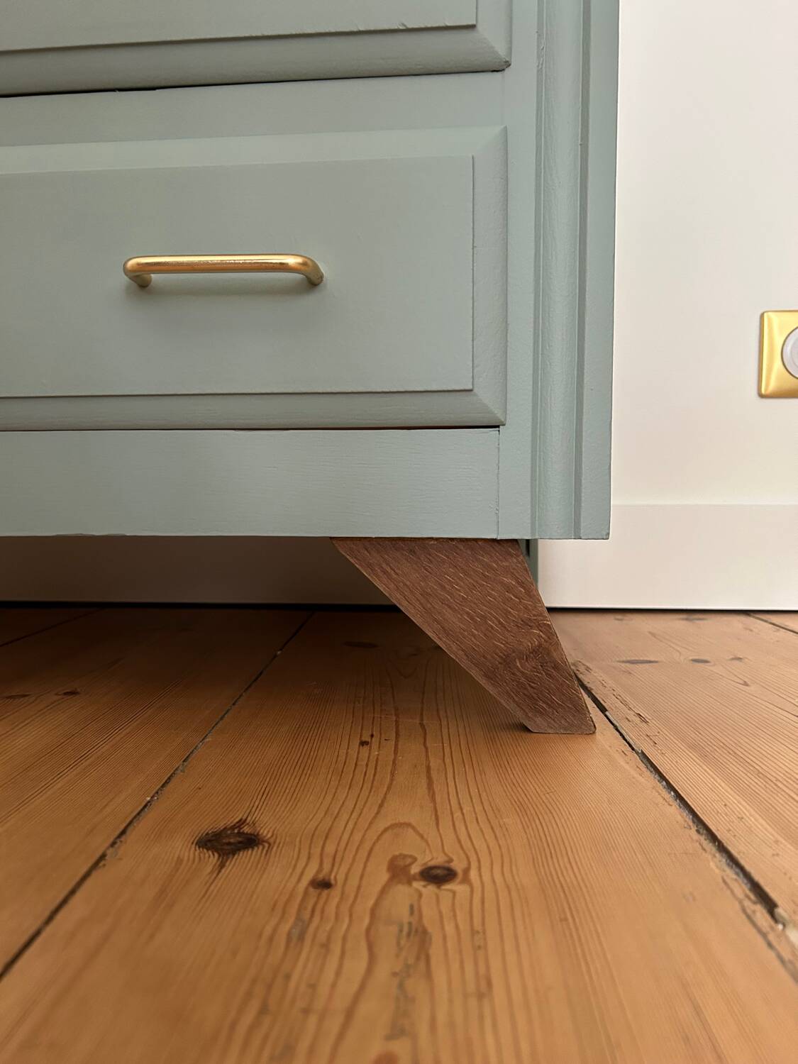 Vintage chest of drawers revisited in Almond (Resource)