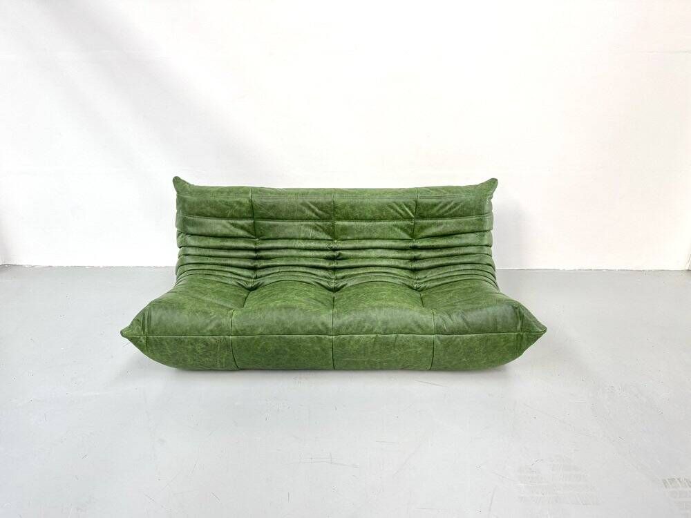 Canapé Togo en cuir vert attribué à Michel Ducaroy pour Ligne Roset.
