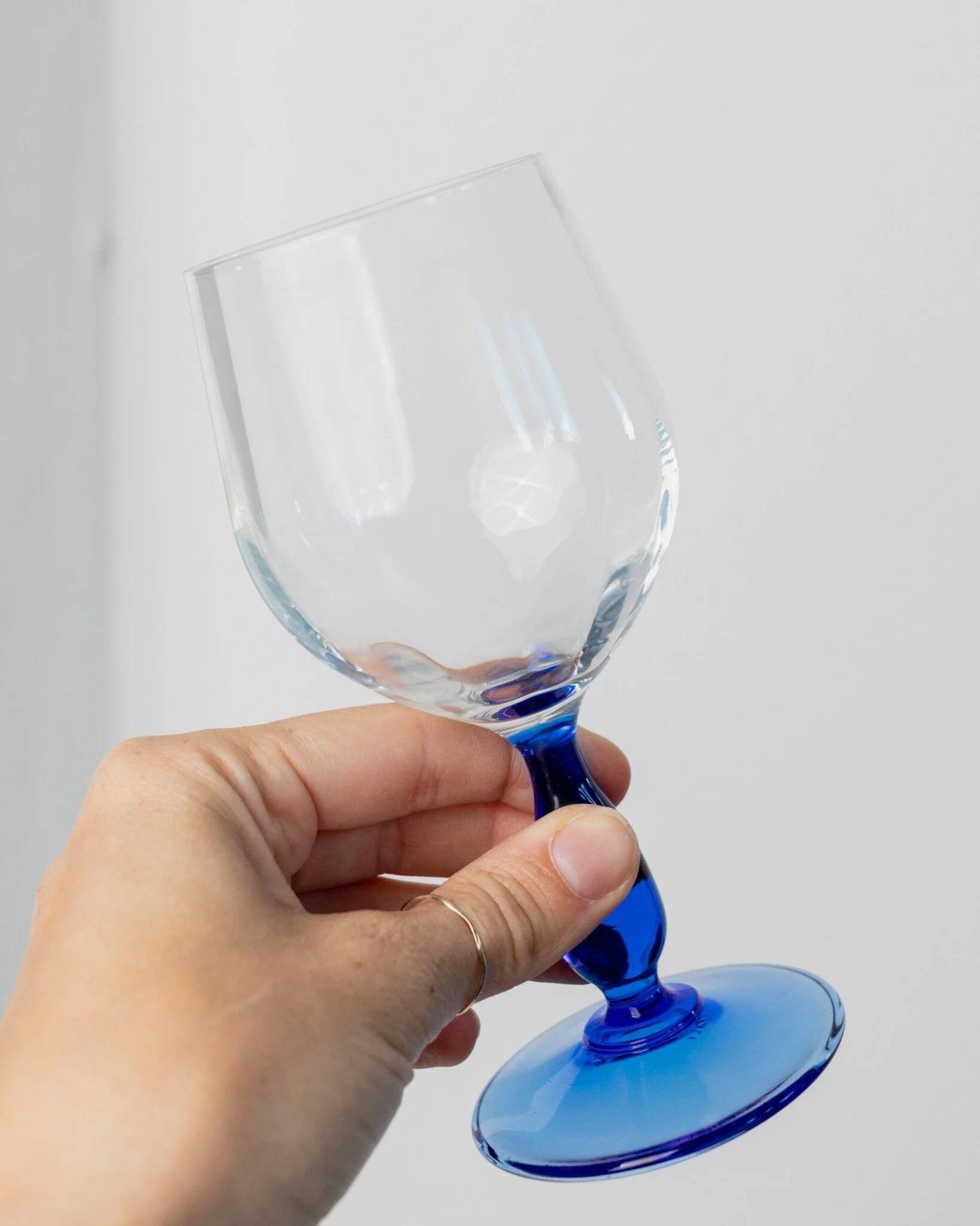 Set of 4 vintage Italian glass wine glasses, clear bowls with royal blue stems, 1980s MCM style