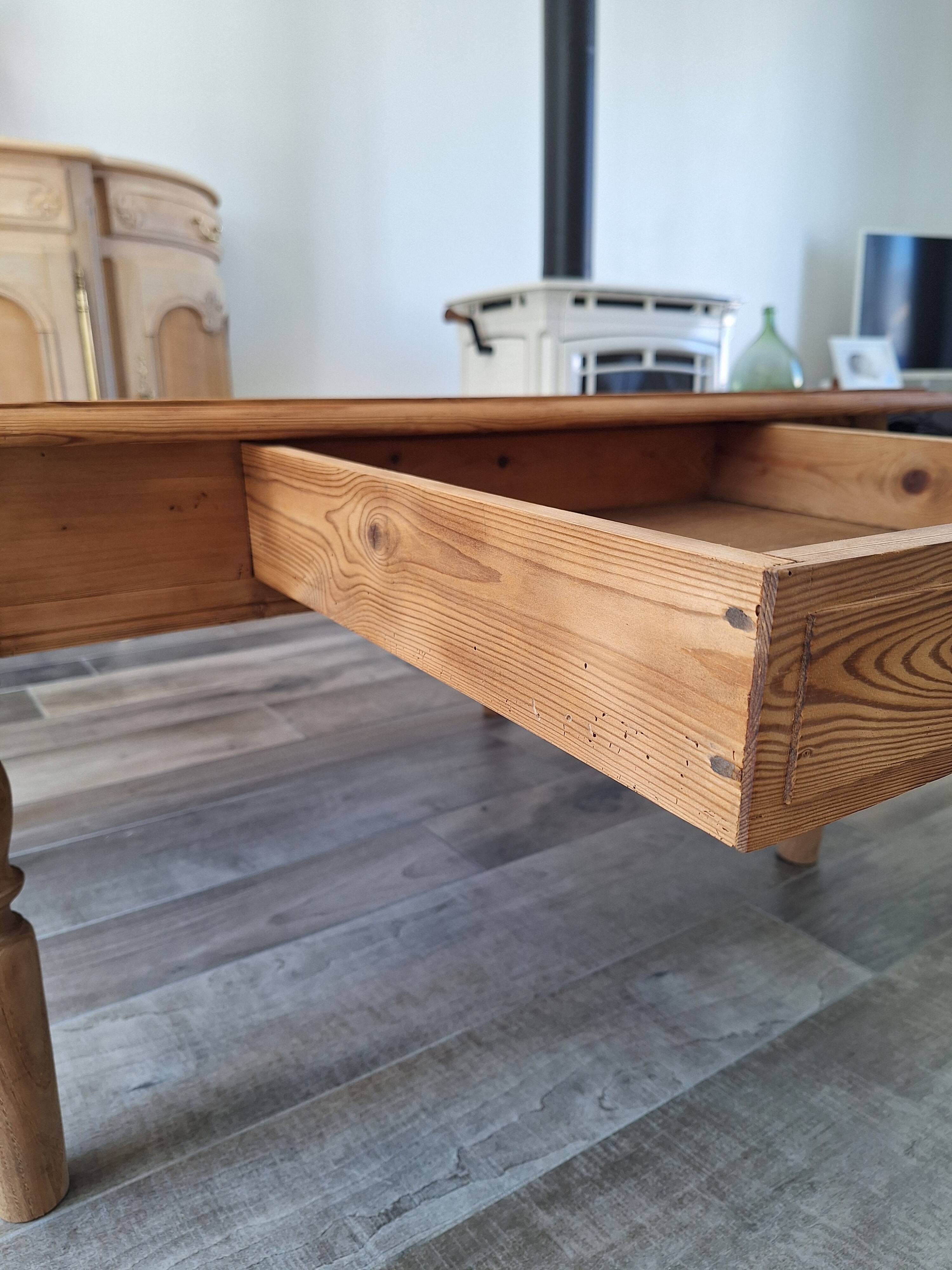 Farmhouse coffee table in solid wood, country style.
