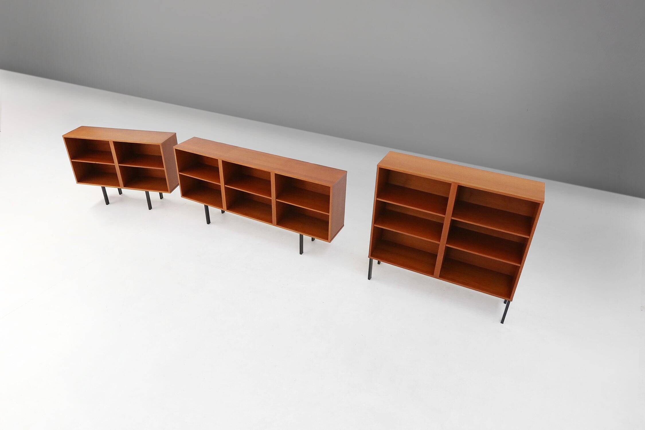 Ensemble de trois cabinets en teck du milieu du siècle, Belgique, années 1960.