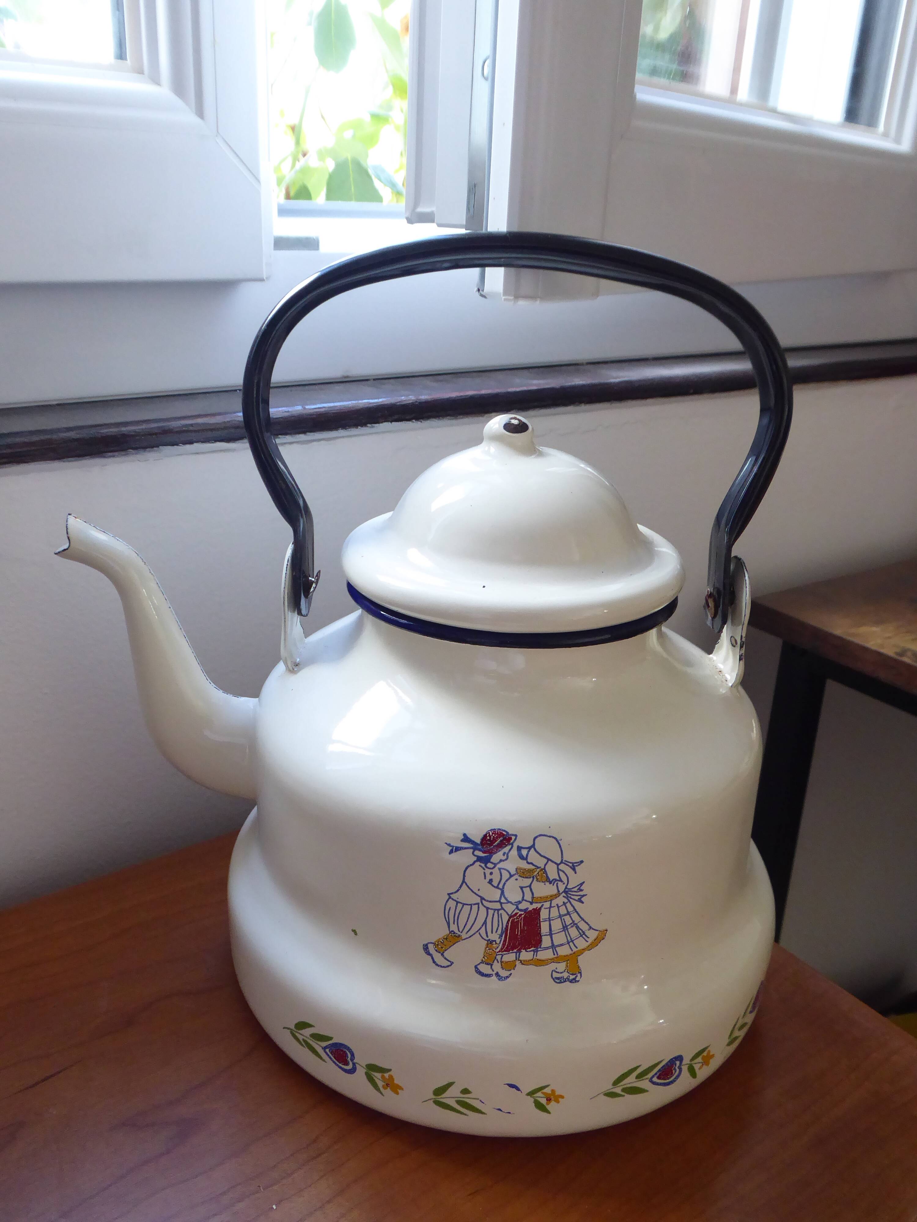 Enamelled sheet metal kettle